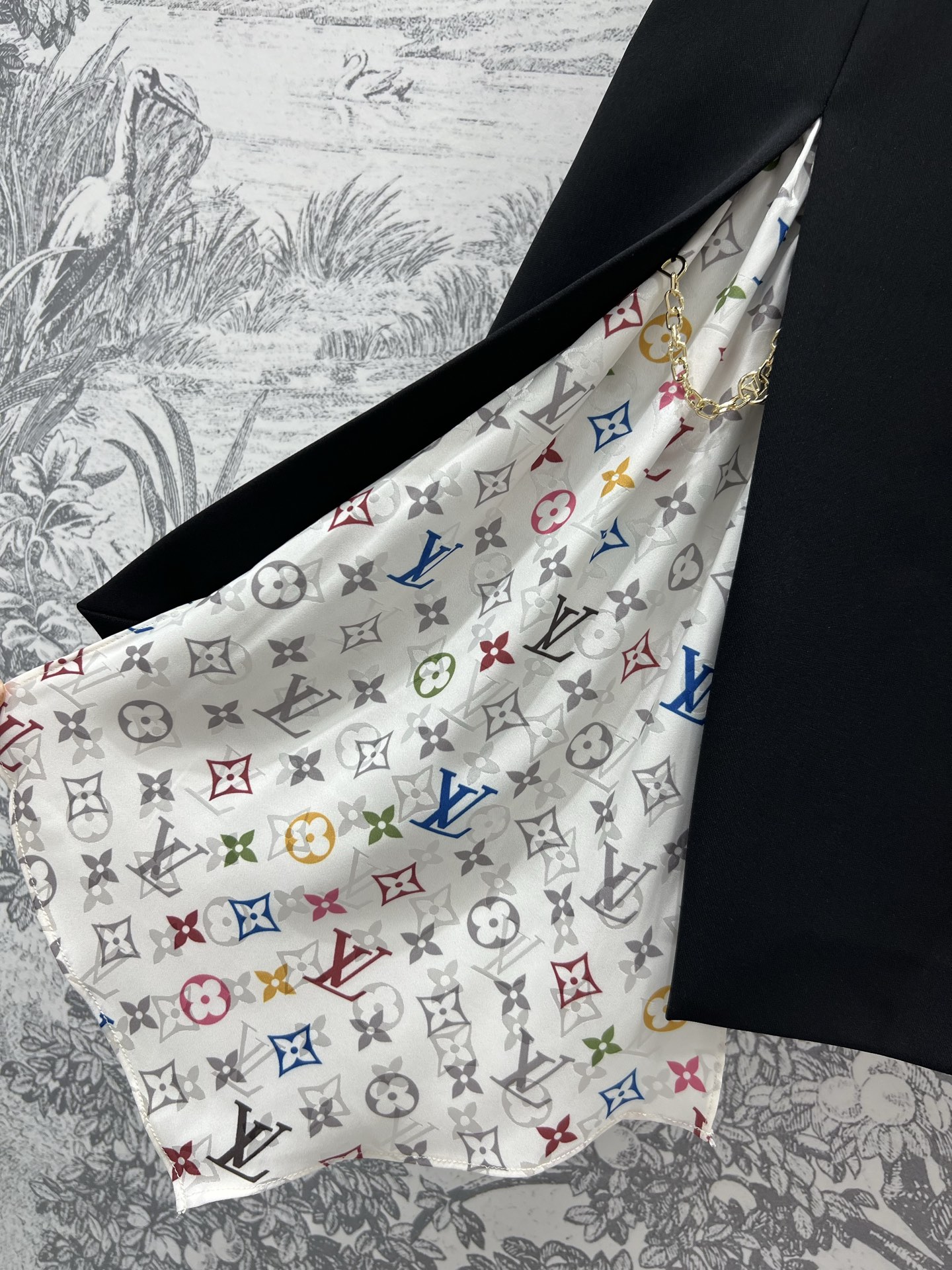L家 25早春新款 圆领无袖连衣裙 简约黑白配色 经典的a字型廓形版型 侧边开叉老花丝巾丝巾设计 字母l