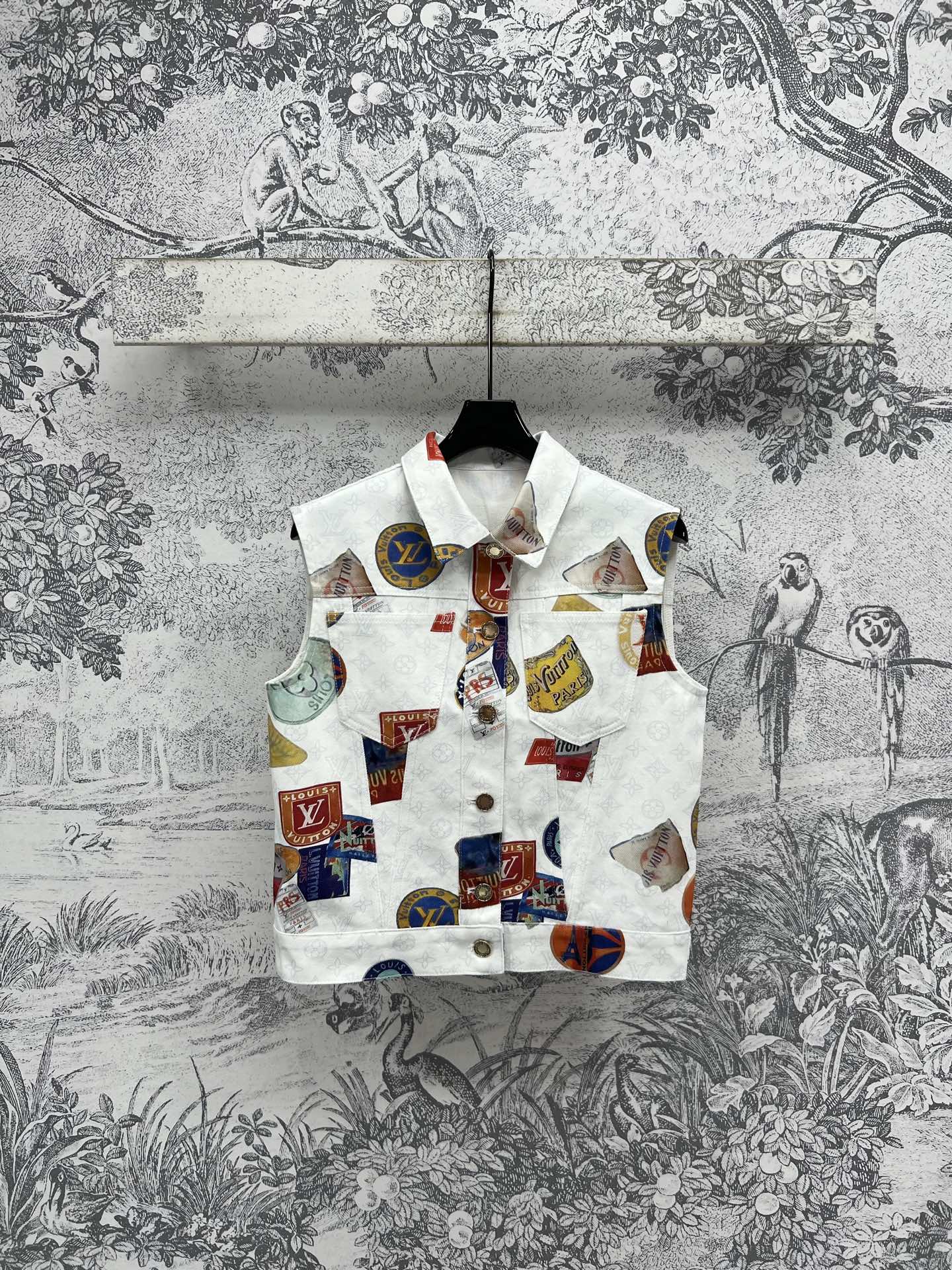L家25早春新款 Monogram 图案老花牛仔系列 翻领马甲外套+翻领夹克外套+翻领无袖连衣裙+短裤+