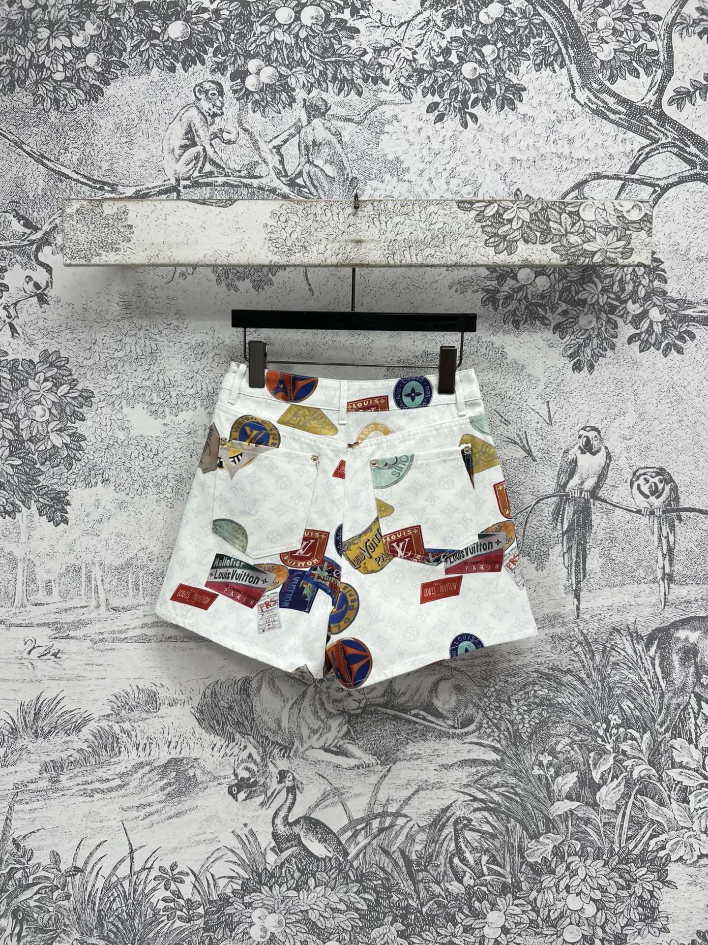 L家25早春新款 Monogram 图案老花牛仔系列 翻领马甲外套+翻领夹克外套+翻领无袖连衣裙+短裤+