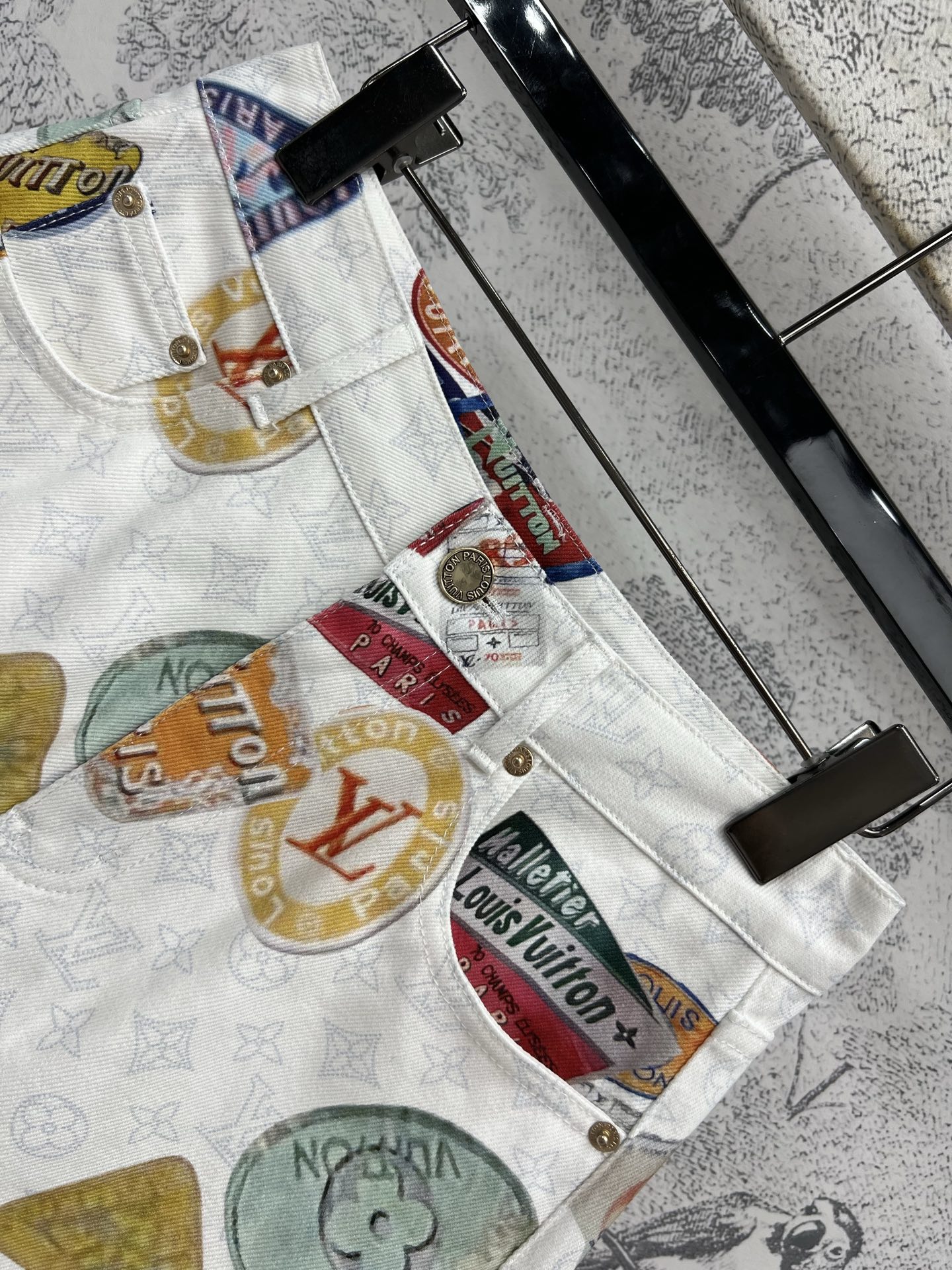 L家25早春新款 Monogram 图案老花牛仔系列 翻领马甲外套+翻领夹克外套+翻领无袖连衣裙+短裤+