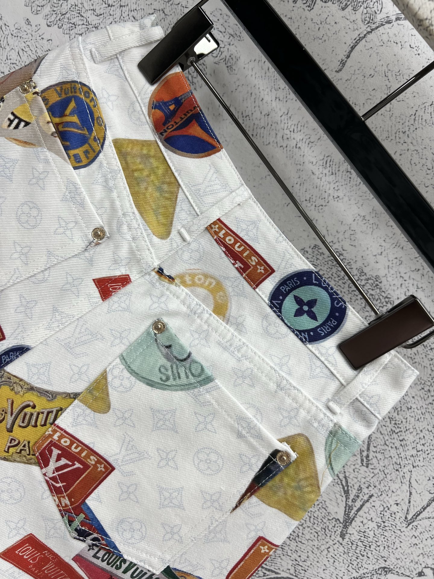 L家25早春新款 Monogram 图案老花牛仔系列 翻领马甲外套+翻领夹克外套+翻领无袖连衣裙+短裤+