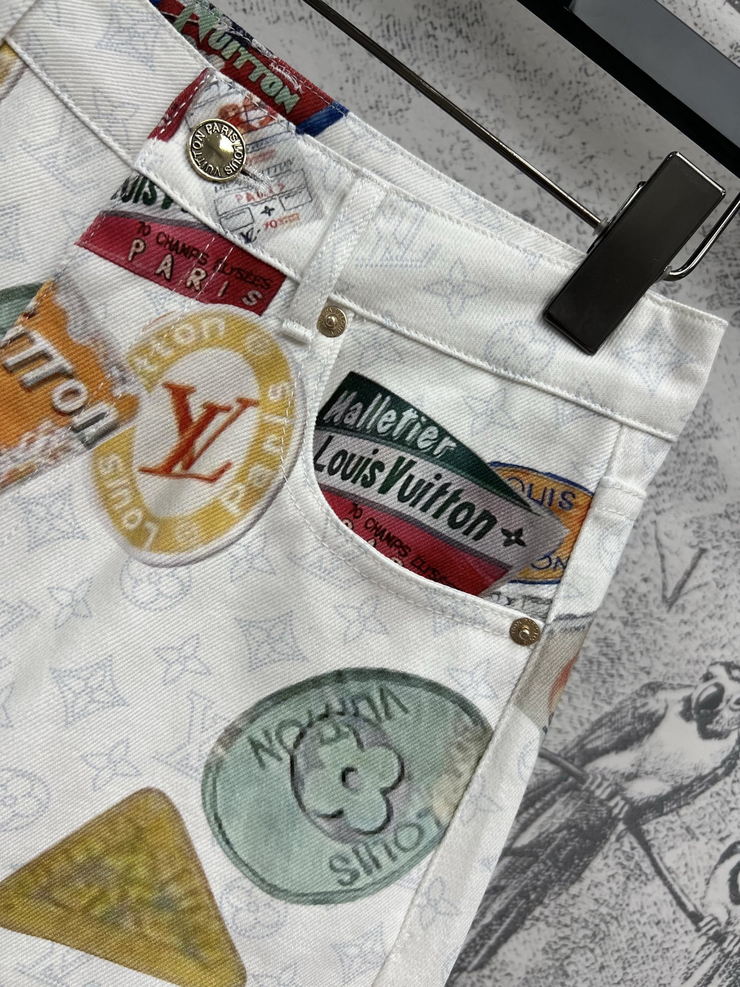 L家25早春新款 Monogram 图案老花牛仔系列 翻领马甲外套+翻领夹克外套+翻领无袖连衣裙+短裤+