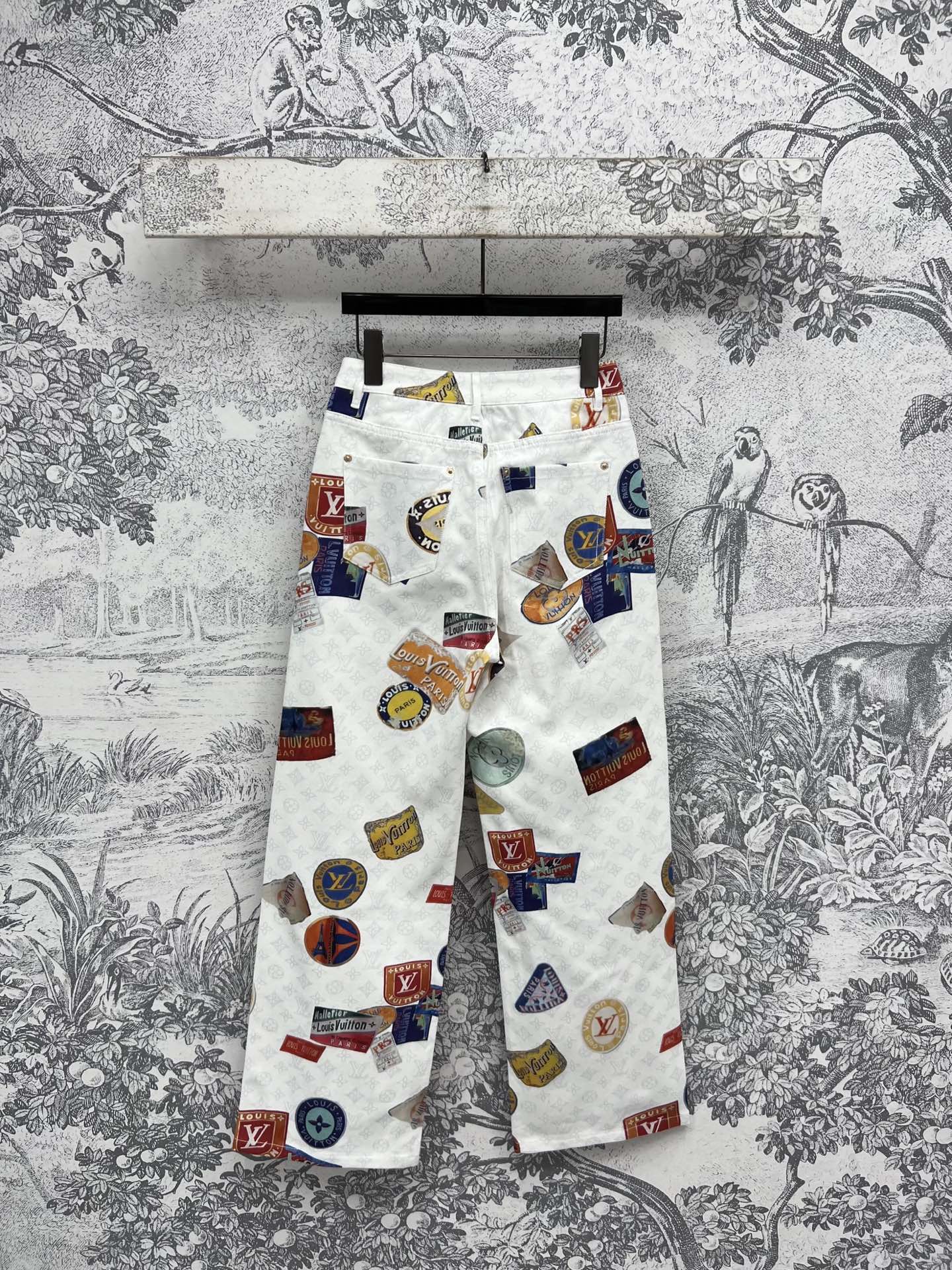 L家25早春新款 Monogram 图案老花牛仔系列 翻领马甲外套+翻领夹克外套+翻领无袖连衣裙+短裤+