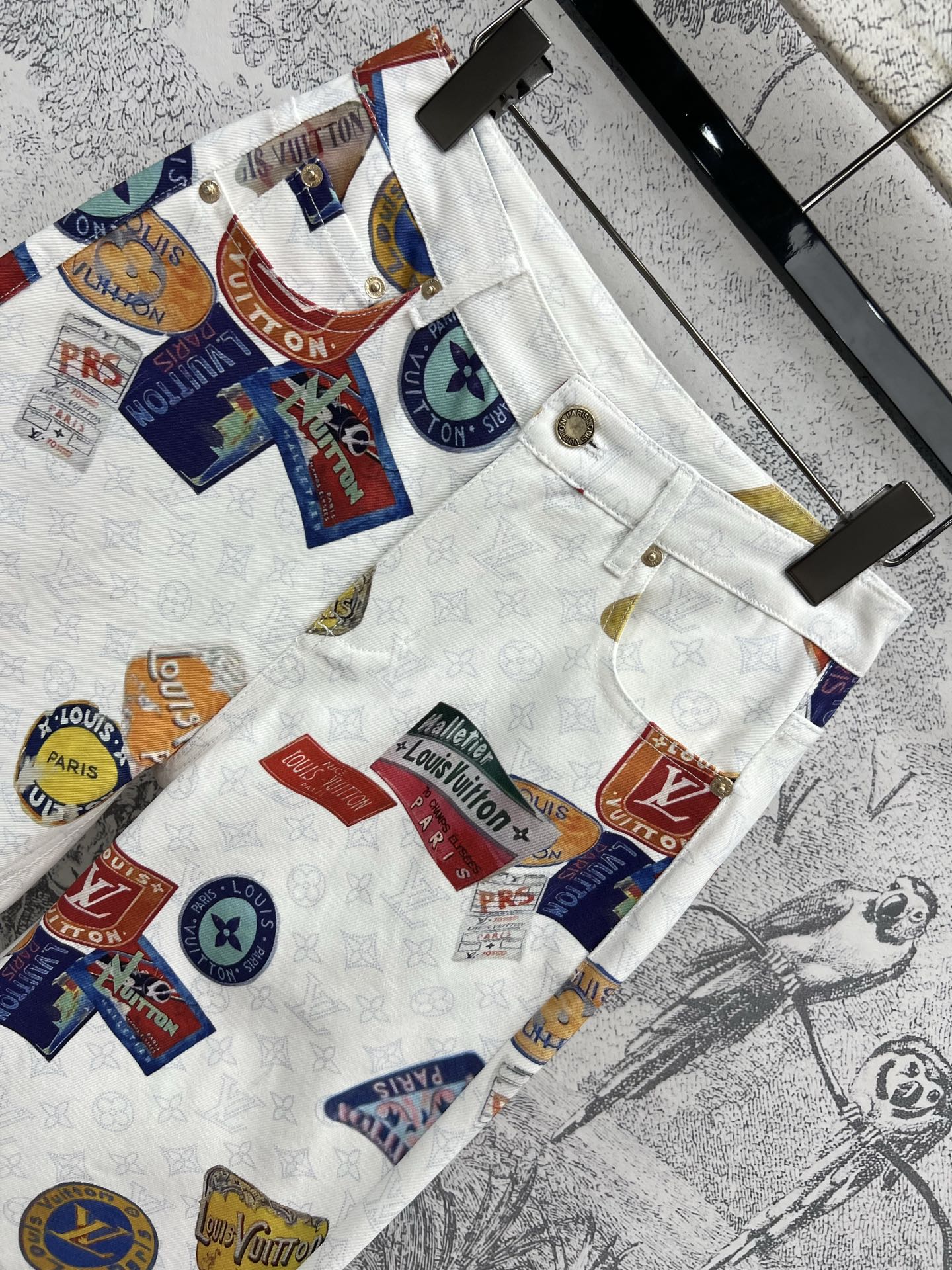 L家25早春新款 Monogram 图案老花牛仔系列 翻领马甲外套+翻领夹克外套+翻领无袖连衣裙+短裤+