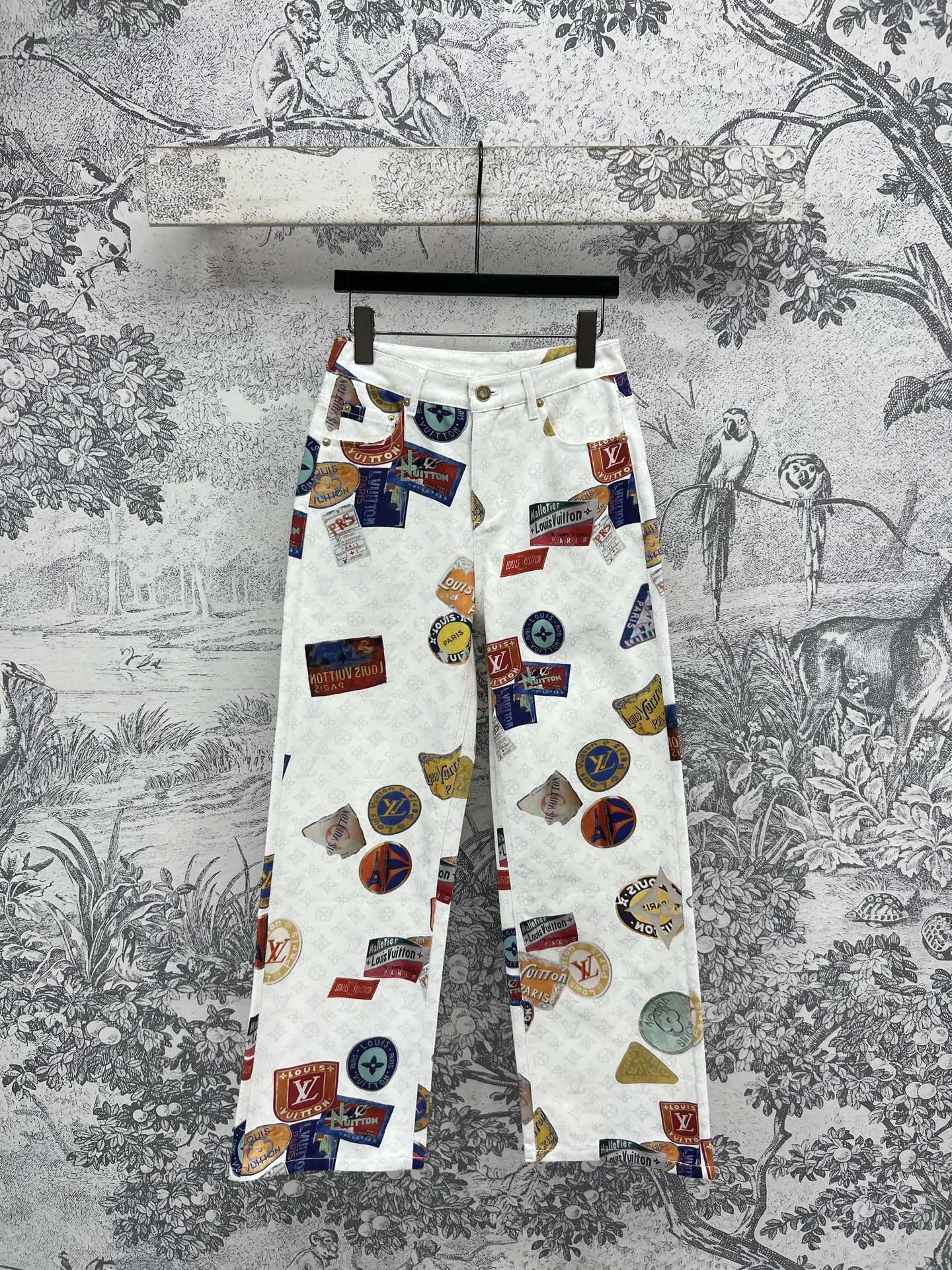 L家25早春新款 Monogram 图案老花牛仔系列 翻领马甲外套+翻领夹克外套+翻领无袖连衣裙+短裤+
