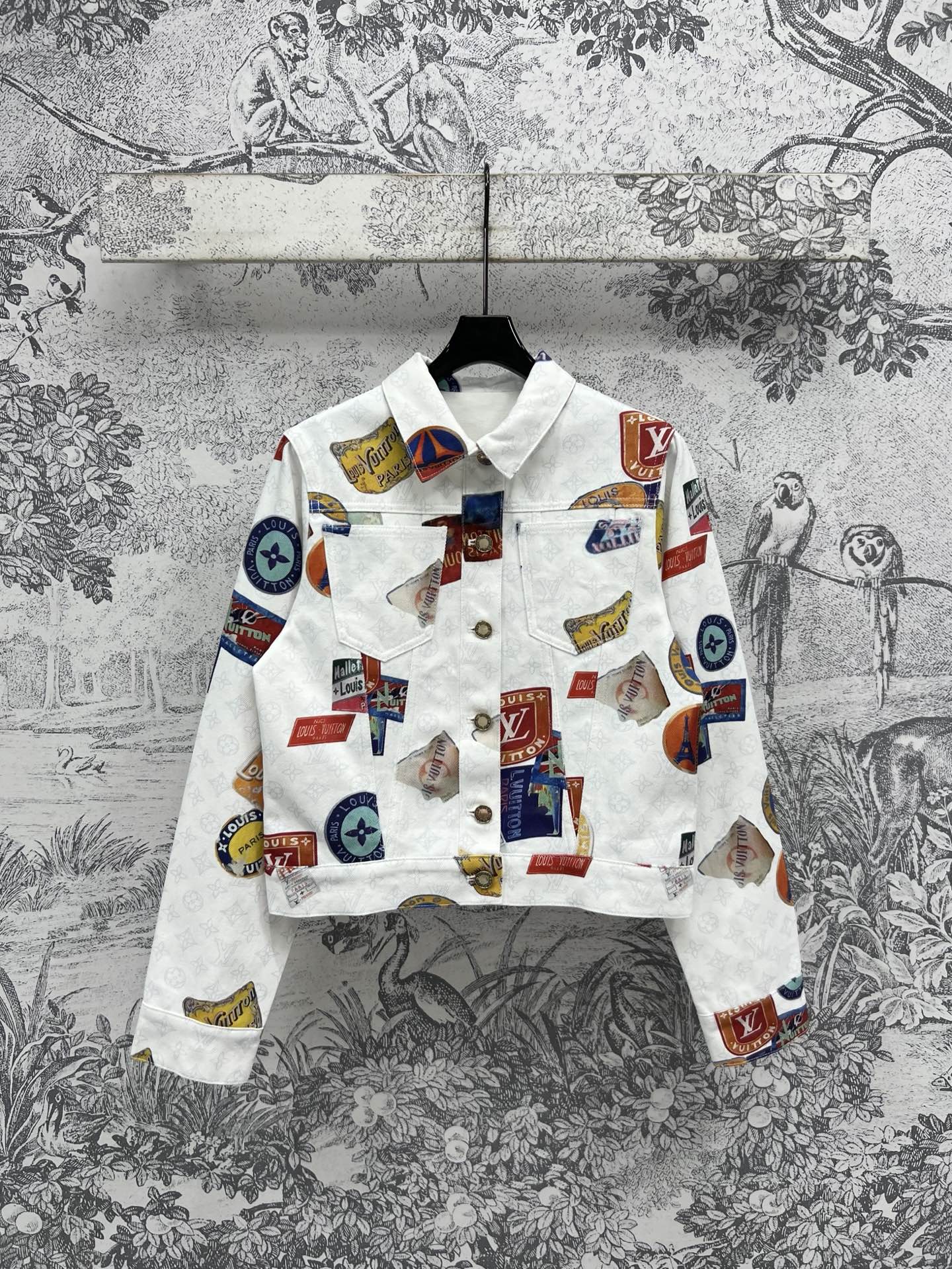 L家25早春新款 Monogram 图案老花牛仔系列 翻领马甲外套+翻领夹克外套+翻领无袖连衣裙+短裤+