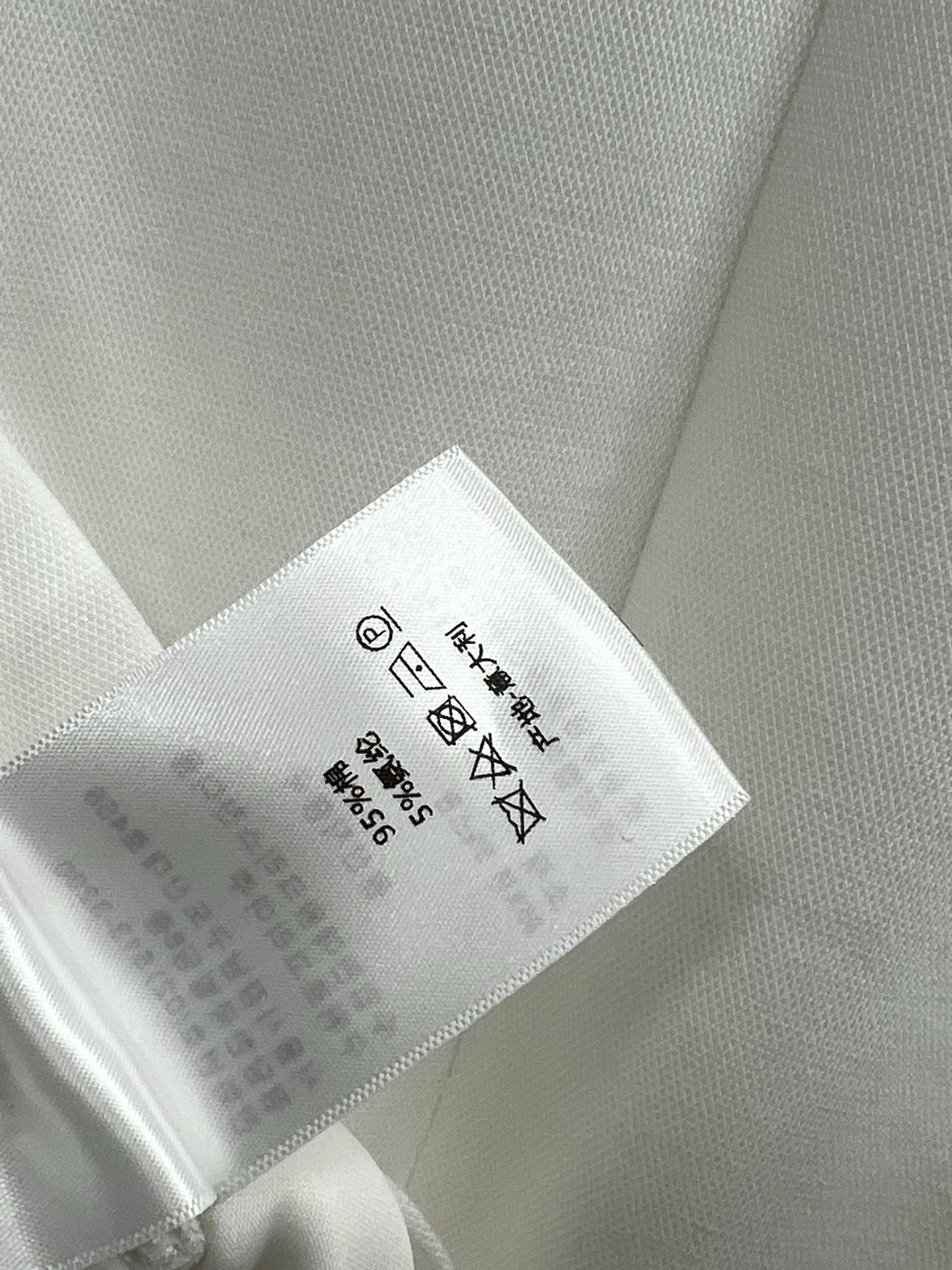 D家 25早春新款 时髦休闲套装 圆领后开叉短袖上衣+松紧腰半裙 超级个性 短袖上衣后开叉设计 搭配高腰