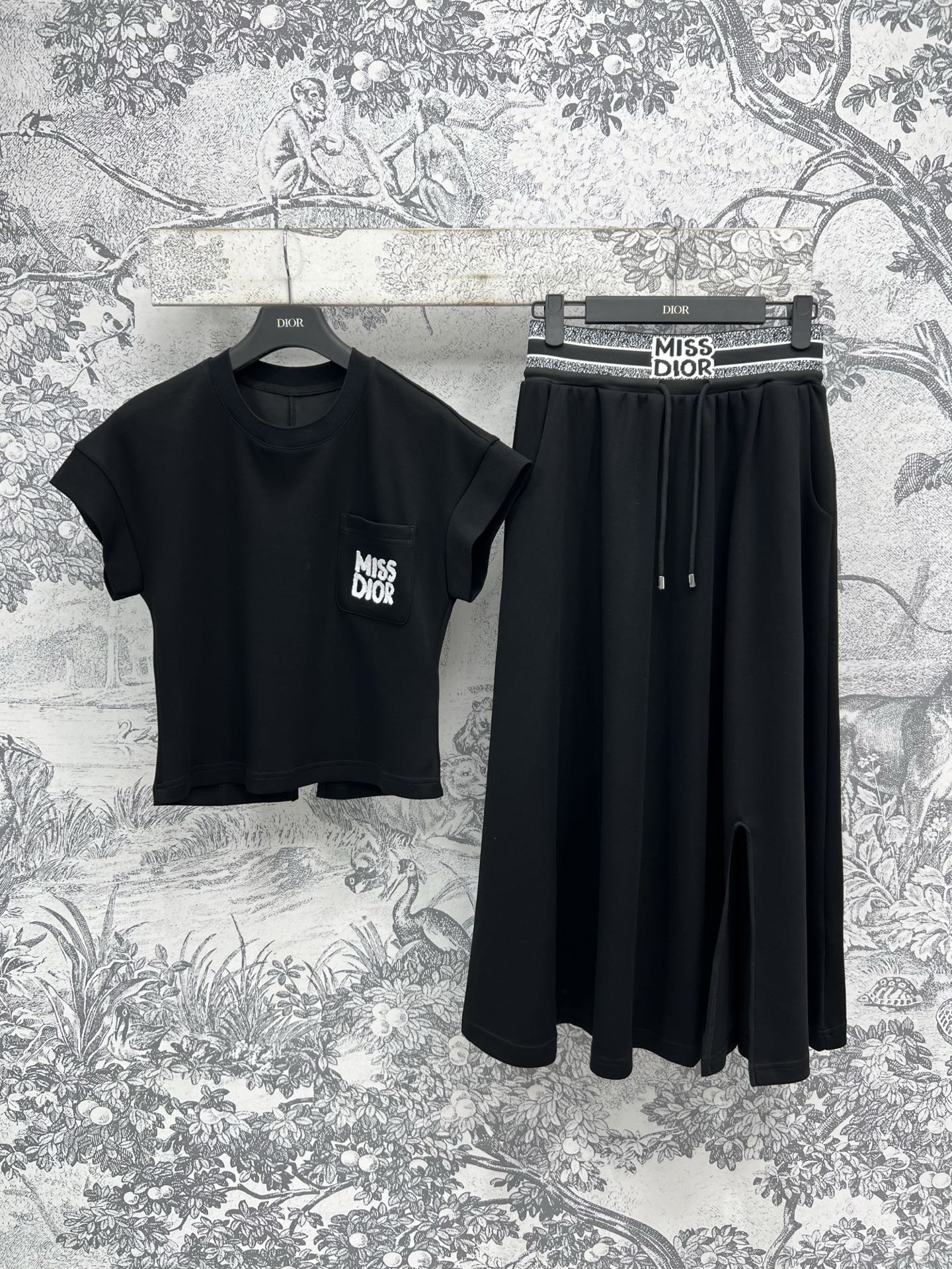 D家 25早春新款 时髦休闲套装 圆领后开叉短袖上衣+松紧腰半裙 超级个性 短袖上衣后开叉设计 搭配高腰