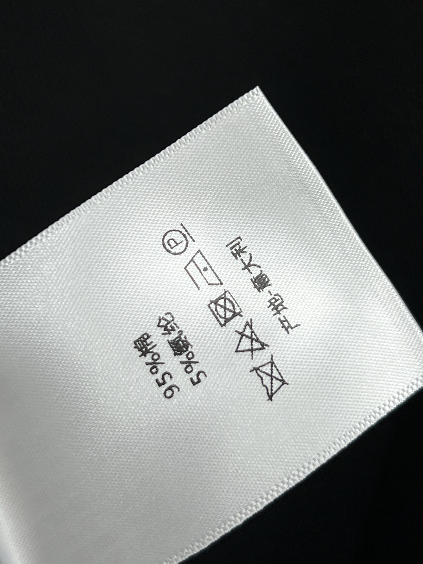 D家 25早春新款 时髦休闲套装 圆领后开叉短袖上衣+松紧腰半裙 超级个性 短袖上衣后开叉设计 搭配高腰
