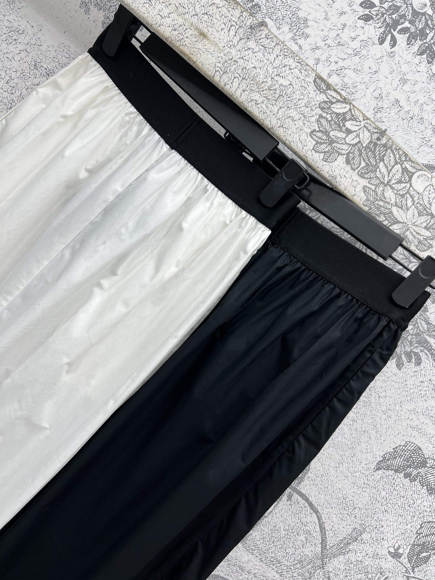 PD家 25早春新款 三角标尼龙花苞裙 订制尼龙面料 质感超舒服 logo松紧腰设计 经典三角标点缀 实