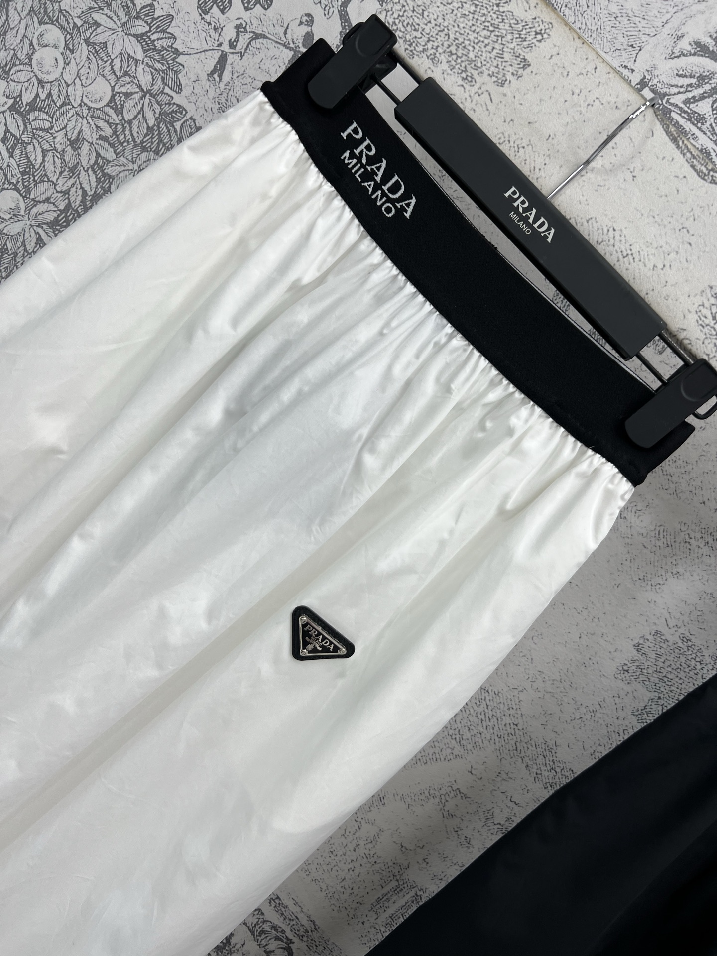 PD家 25早春新款 三角标尼龙花苞裙 订制尼龙面料 质感超舒服 logo松紧腰设计 经典三角标点缀 实