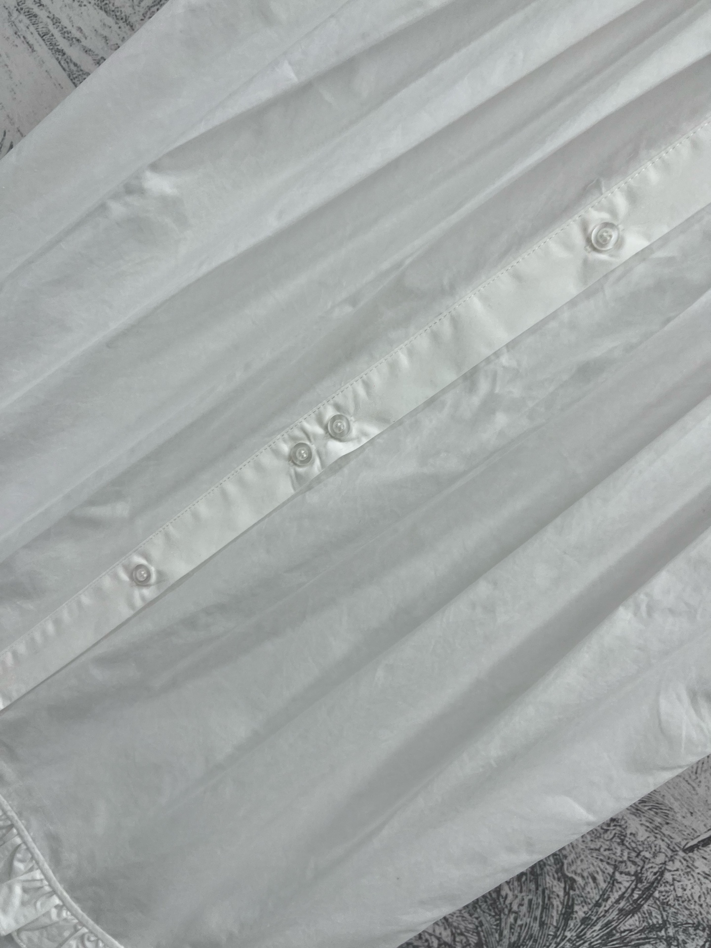 Ysl 25早春新款 翻领无袖小白裙 胸前压褶工艺搭配A字版型 甜美减龄 对梨形身材友好 裙边的荷叶边装