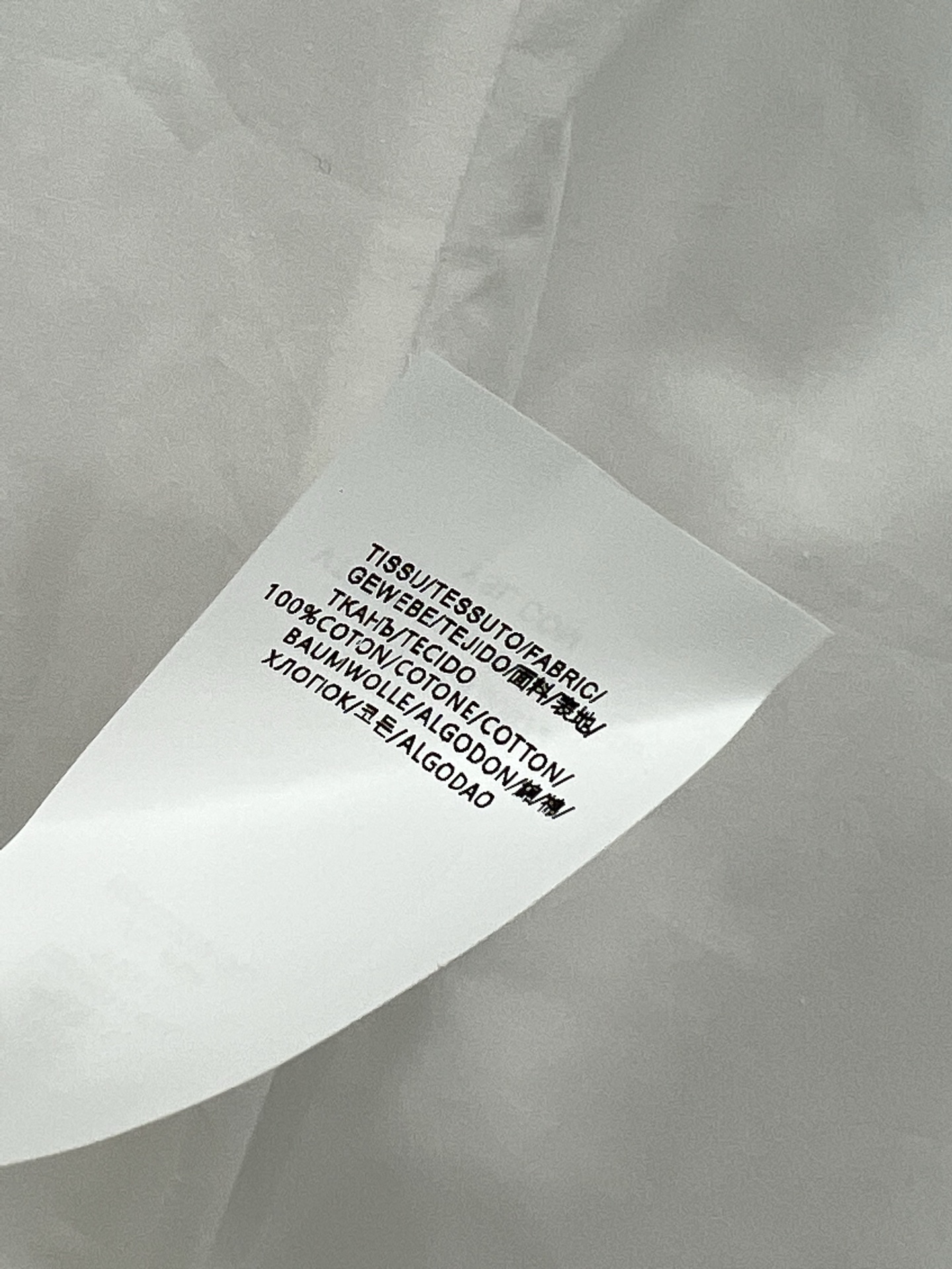 Ysl 25早春新款 翻领无袖小白裙 胸前压褶工艺搭配A字版型 甜美减龄 对梨形身材友好 裙边的荷叶边装