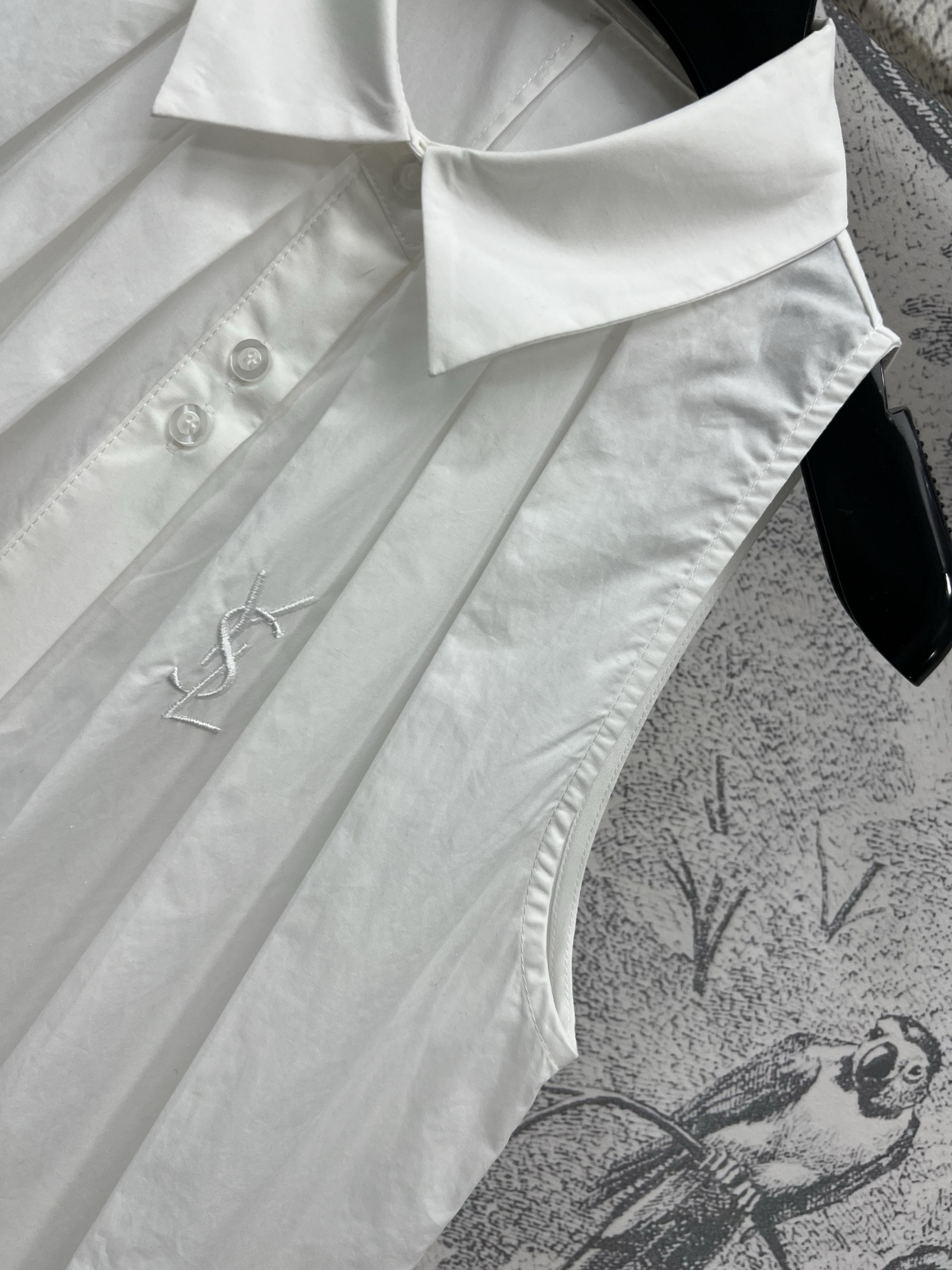 Ysl 25早春新款 翻领无袖小白裙 胸前压褶工艺搭配A字版型 甜美减龄 对梨形身材友好 裙边的荷叶边装