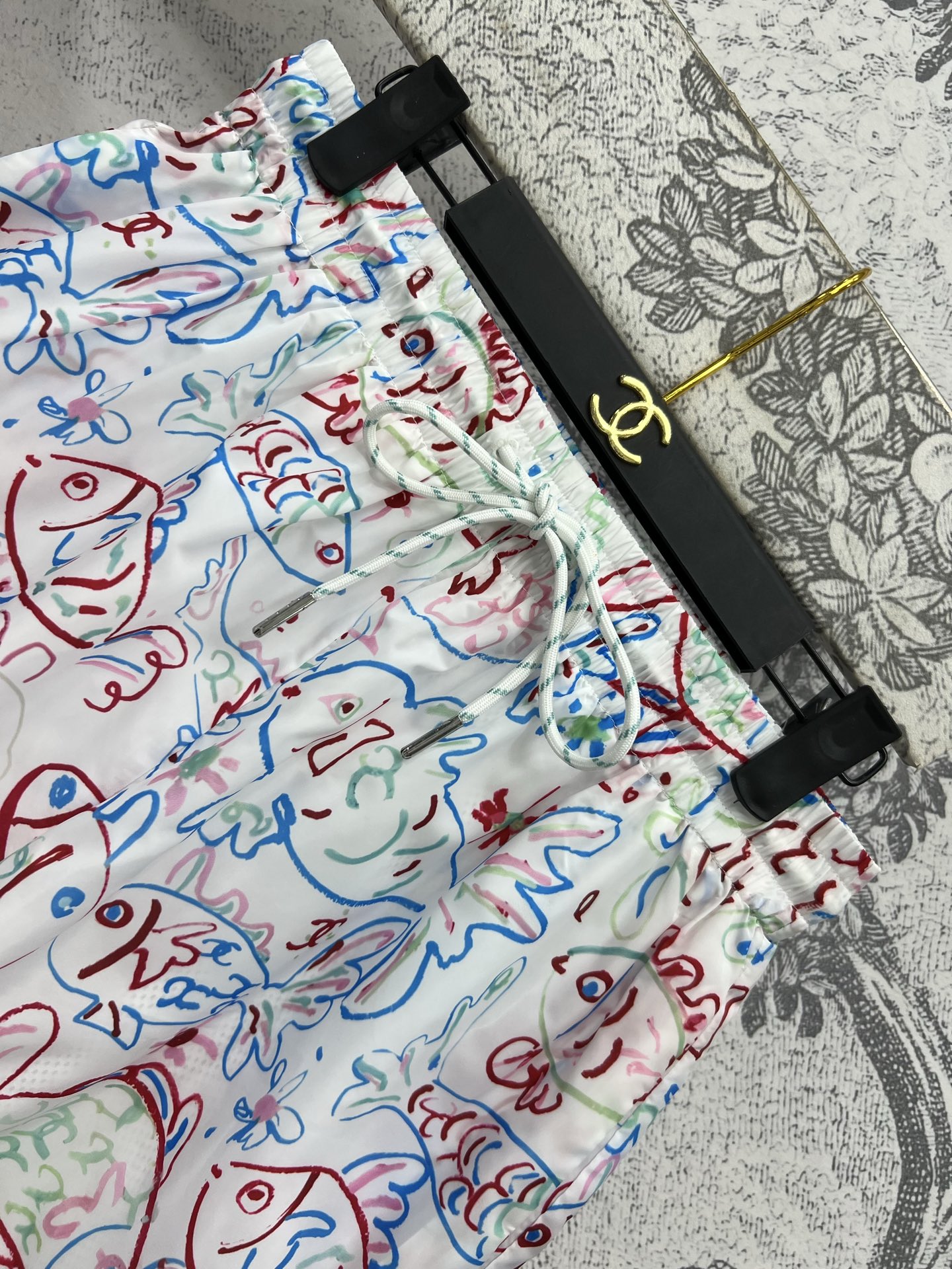 小香风 25早春新款 趣味涂鸦防晒套装 连帽抽绳外套+短裤  夏季穿很透气舒适 经典趣味涂鸦图案很吸睛 
