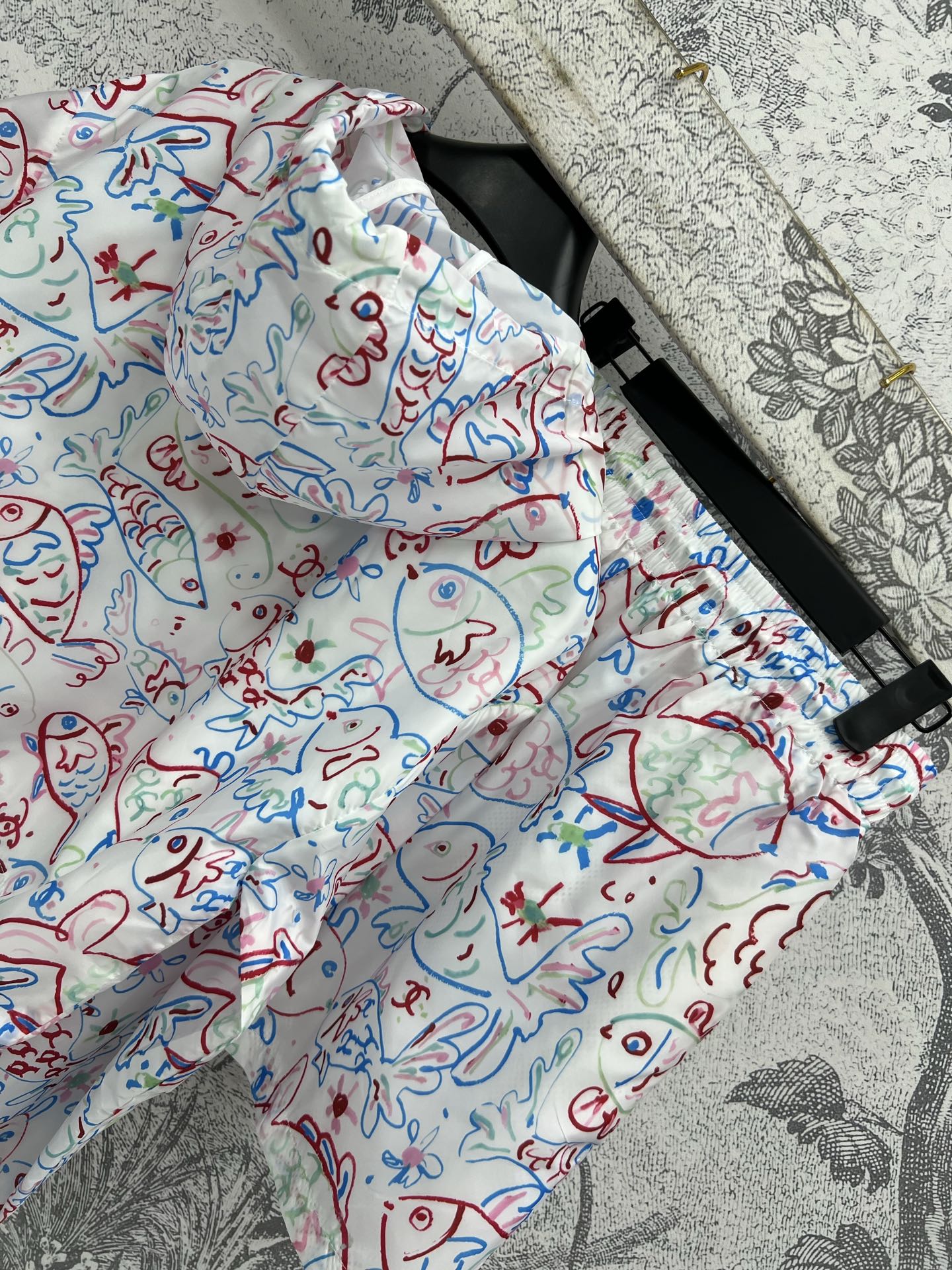 小香风 25早春新款 趣味涂鸦防晒套装 连帽抽绳外套+短裤  夏季穿很透气舒适 经典趣味涂鸦图案很吸睛 