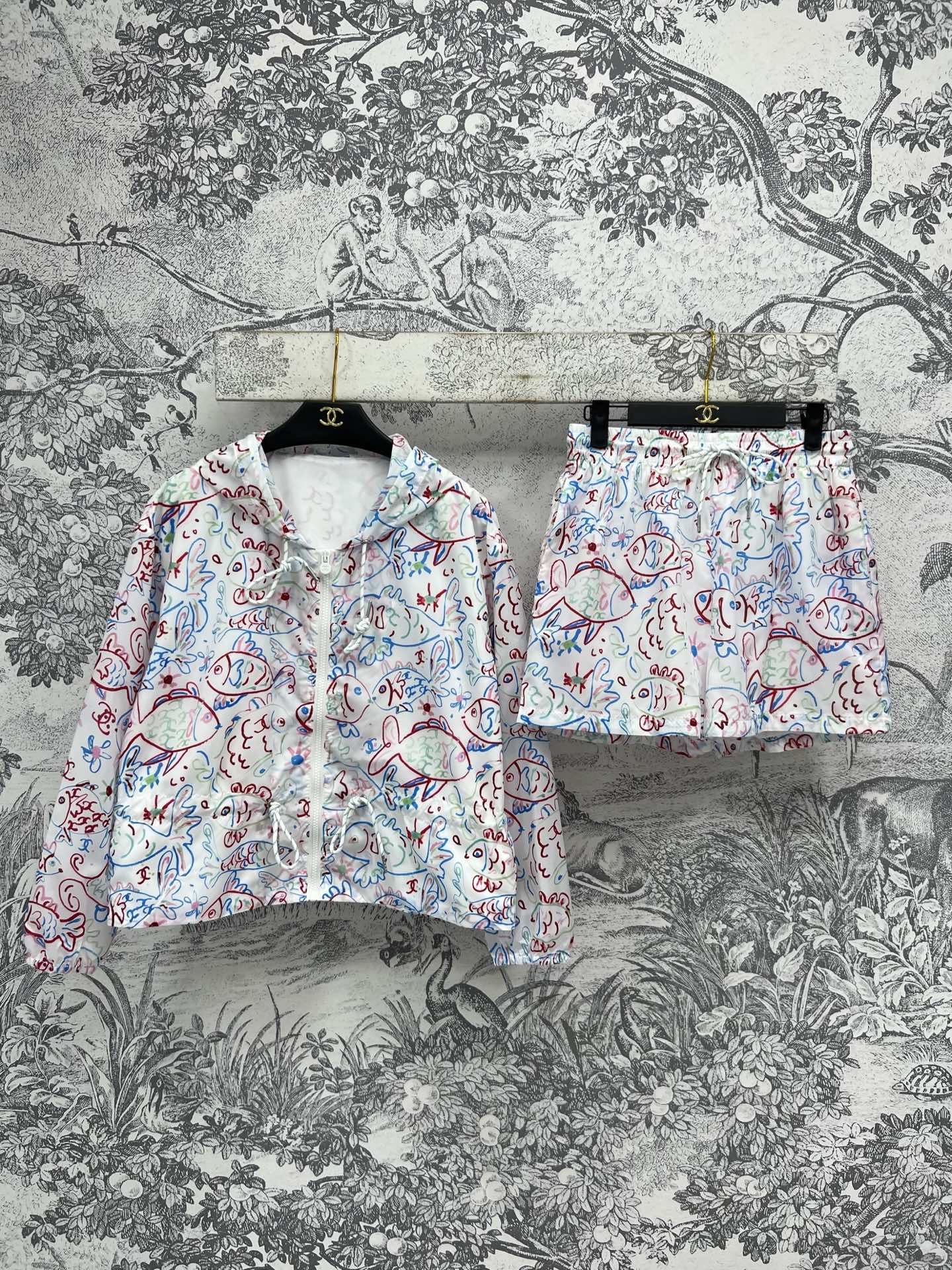小香风 25早春新款 趣味涂鸦防晒套装 连帽抽绳外套+短裤  夏季穿很透气舒适 经典趣味涂鸦图案很吸睛 