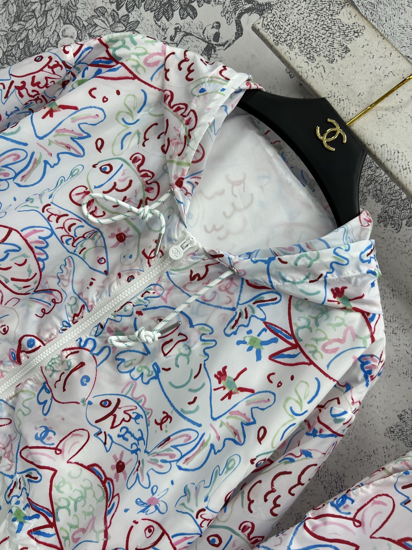小香风 25早春新款 趣味涂鸦防晒套装 连帽抽绳外套+短裤  夏季穿很透气舒适 经典趣味涂鸦图案很吸睛 