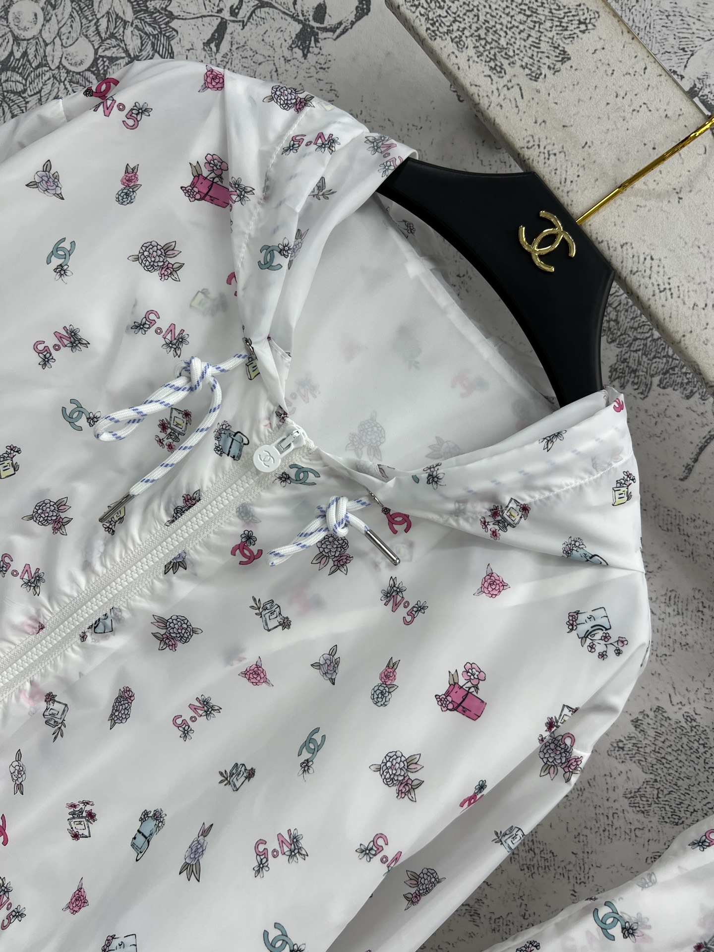 小香风 25早春新款 碎花彩印防晒套装  连帽抽绳外套+短裤  夏季穿很透气舒适 彩色碎花图案很吸睛 连