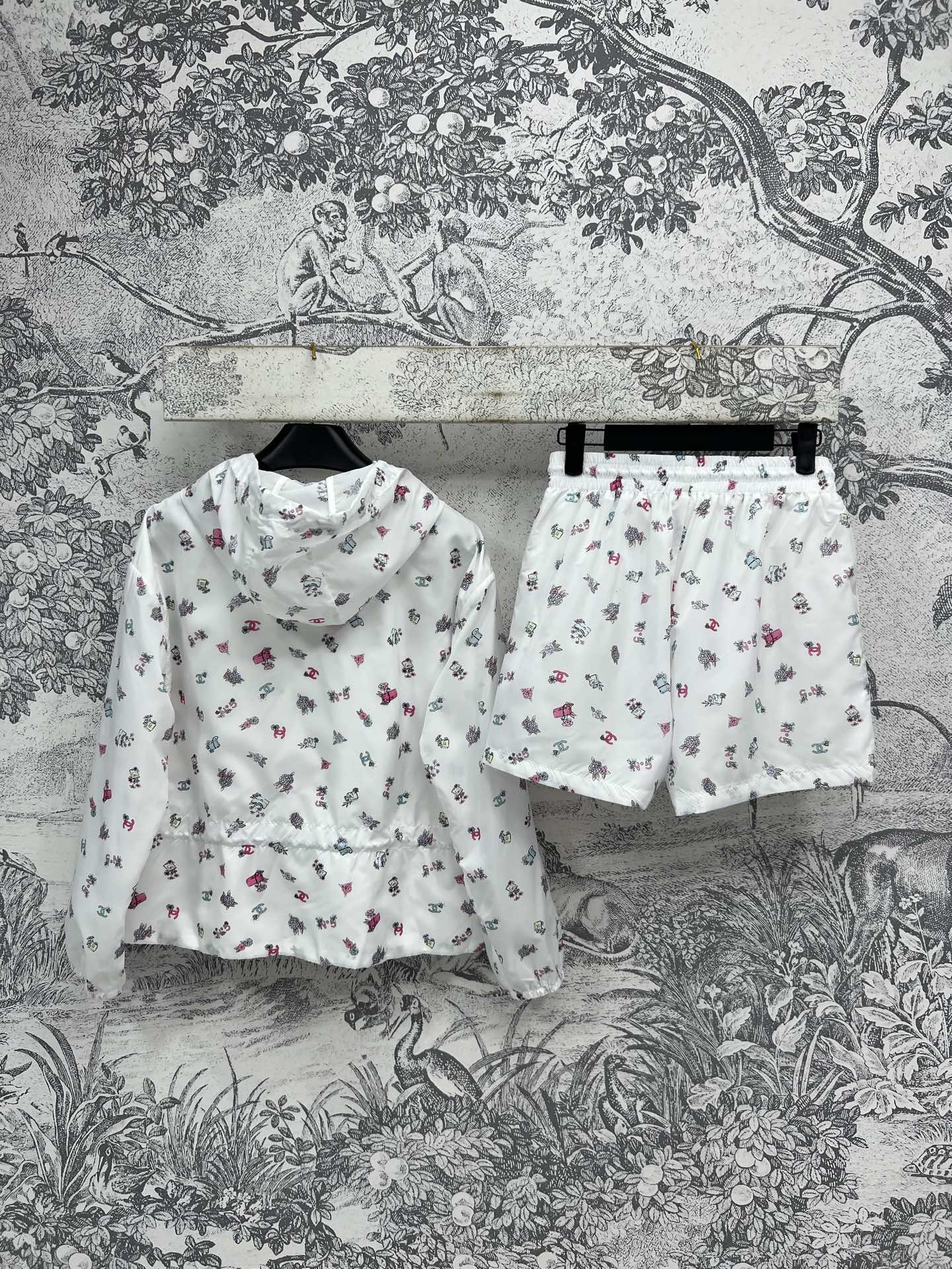 小香风 25早春新款 碎花彩印防晒套装  连帽抽绳外套+短裤  夏季穿很透气舒适 彩色碎花图案很吸睛 连