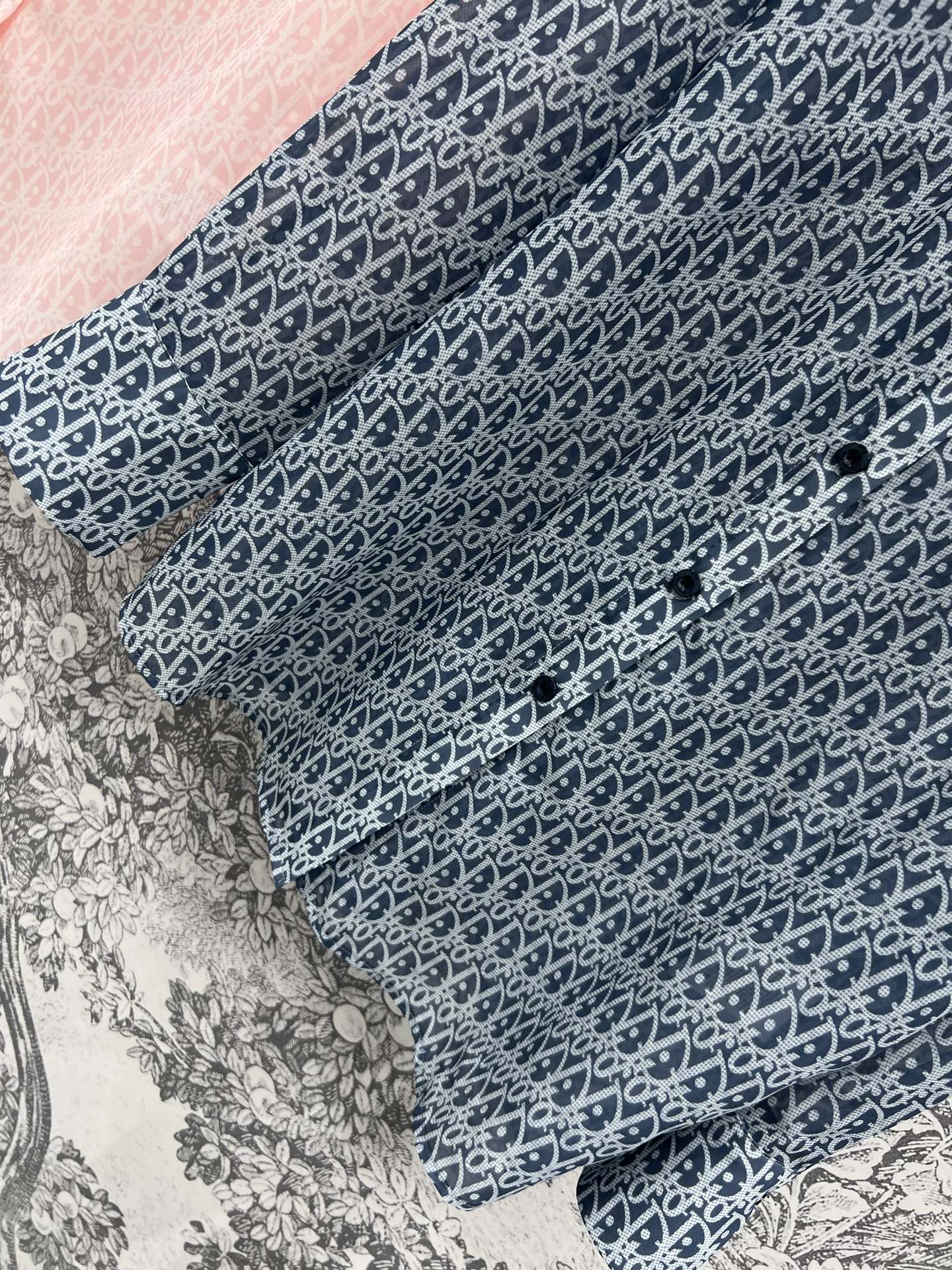 D家 25早春新款 D字母透视衬衣 轻薄材质 时髦洋气微透视设计 满弹幕D字母图案装饰点缀 展示经典永恒