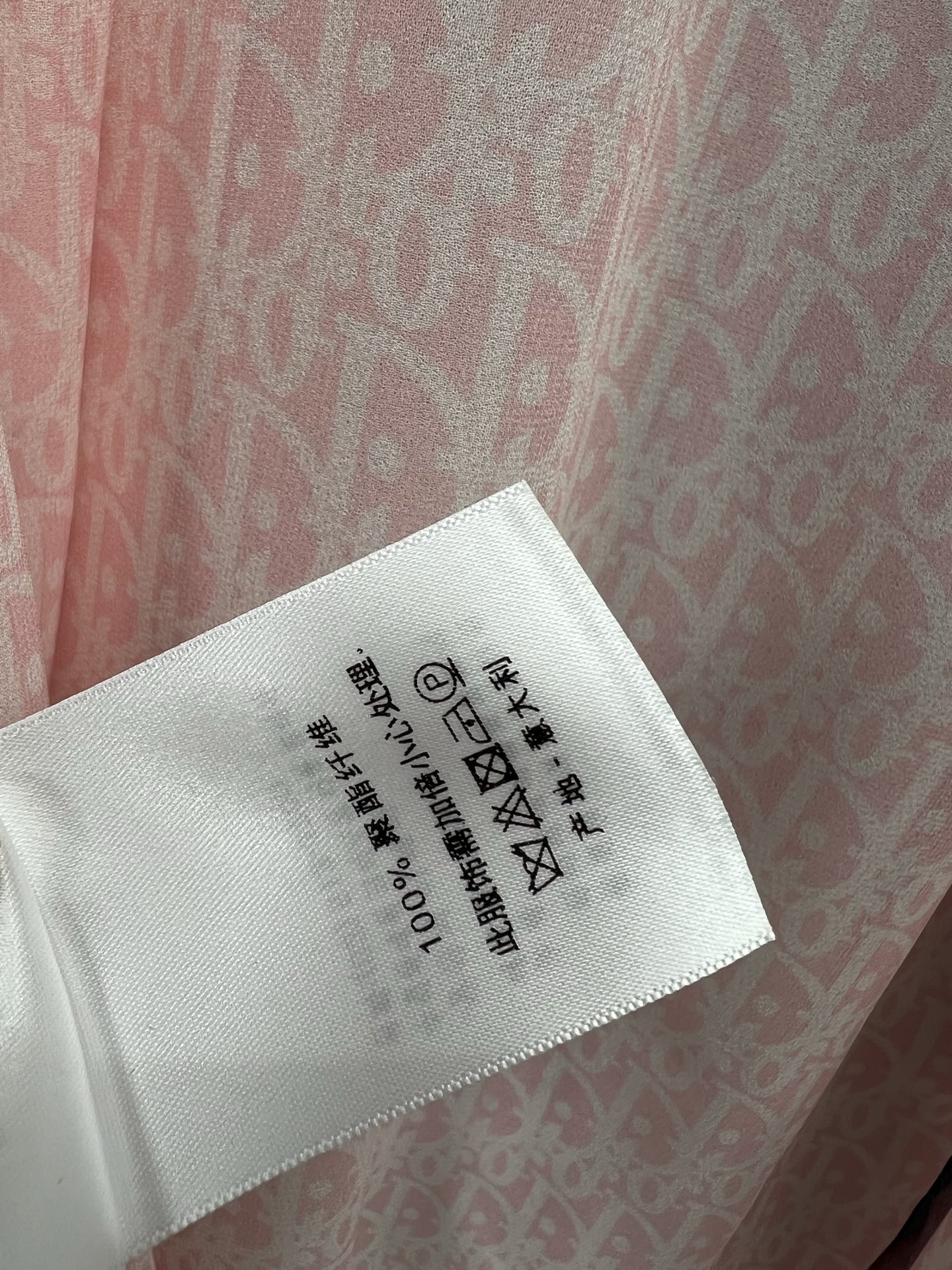 D家 25早春新款 D字母透视衬衣 轻薄材质 时髦洋气微透视设计 满弹幕D字母图案装饰点缀 展示经典永恒