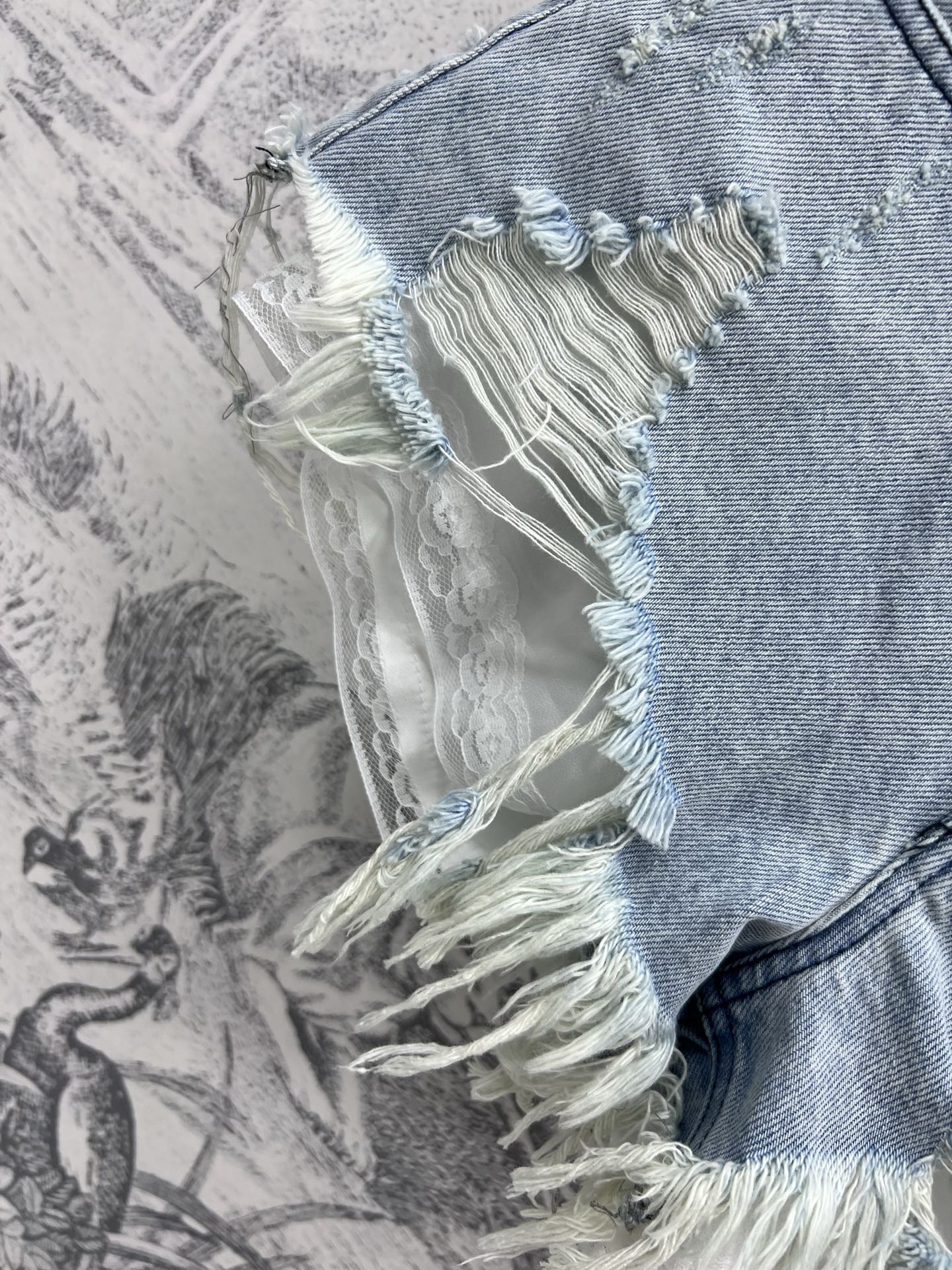 AW家 25早春新款 假两件牛仔超短裤 超短裤巨显腿长 拉长比例感神器 裤脚破洞毛边设计 后面Logo皮