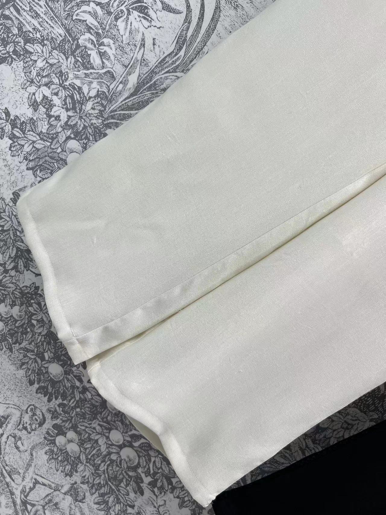 Miu 25早春新款 棉麻休闲裤  高腰直筒版型 刺绣字母logo抽绳收腰显瘦 两侧镂空花边点缀 森系风