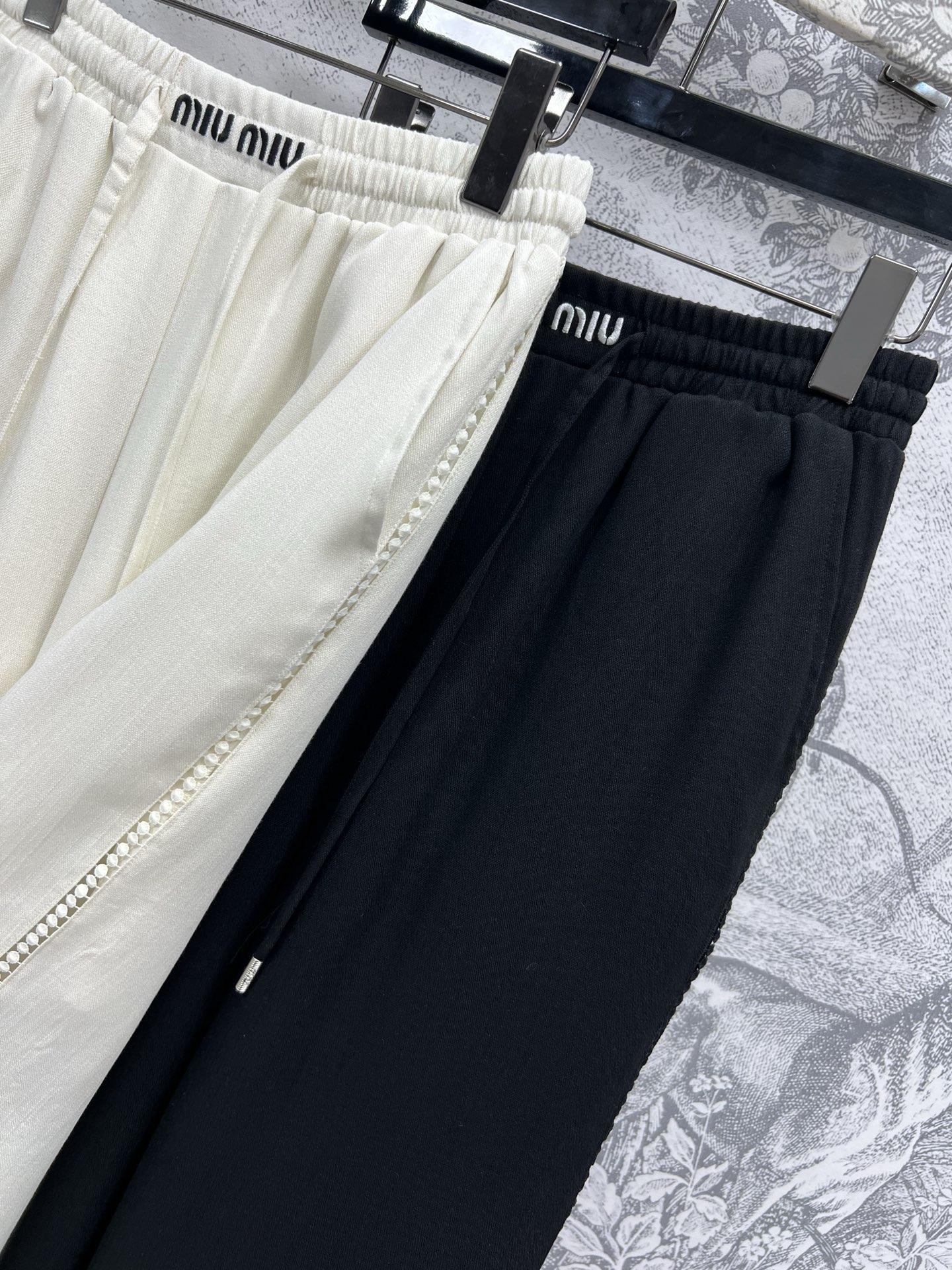 Miu 25早春新款 棉麻休闲裤  高腰直筒版型 刺绣字母logo抽绳收腰显瘦 两侧镂空花边点缀 森系风