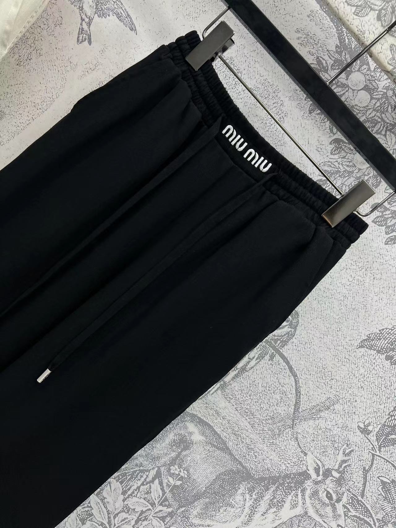 Miu 25早春新款 棉麻休闲裤  高腰直筒版型 刺绣字母logo抽绳收腰显瘦 两侧镂空花边点缀 森系风
