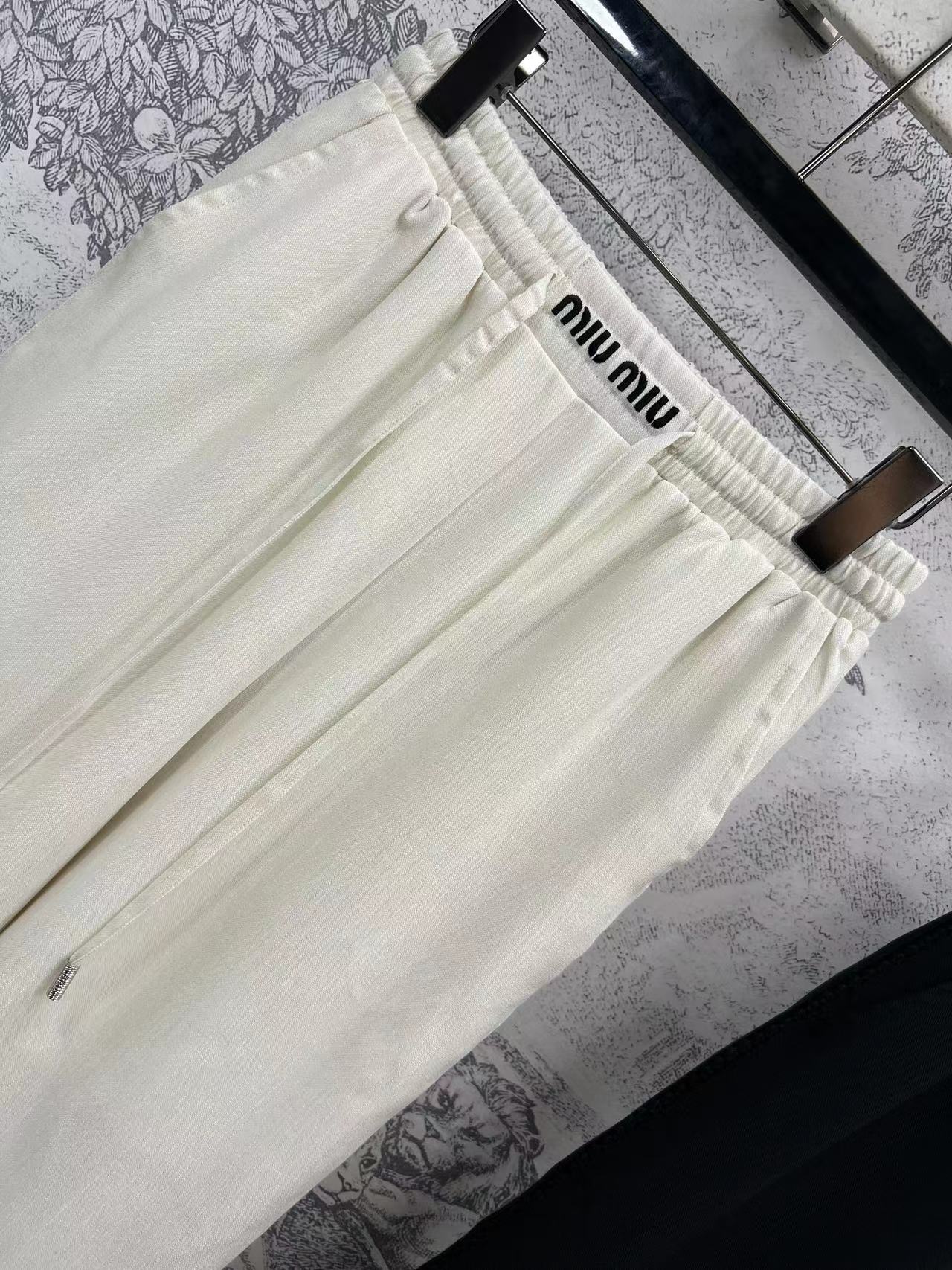 Miu 25早春新款 棉麻休闲裤  高腰直筒版型 刺绣字母logo抽绳收腰显瘦 两侧镂空花边点缀 森系风