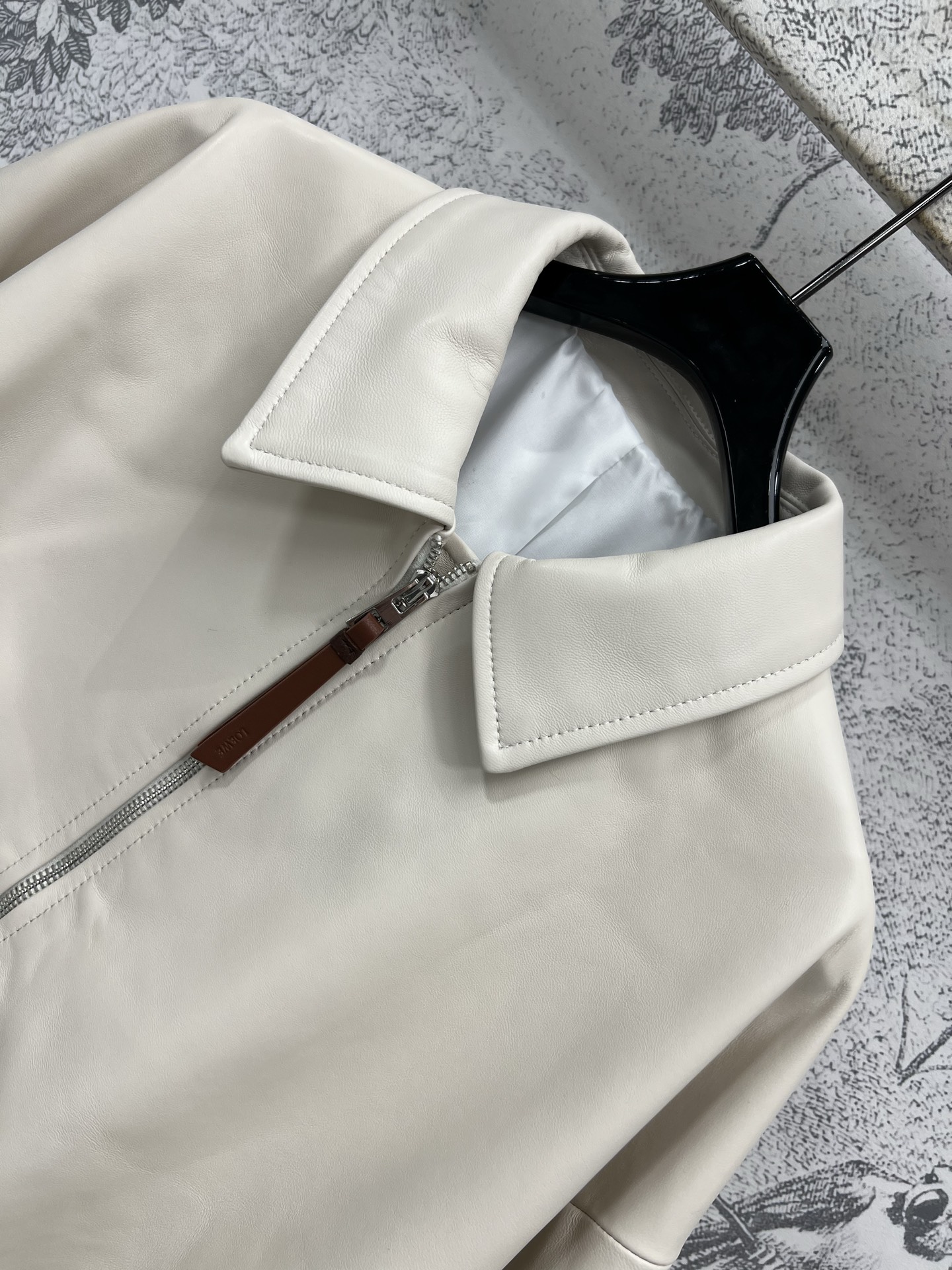 LW家 25早春新款  logo皮牌装饰皱褶皮夹克外套 下摆层次打褶夹克外套 很有设计感 定制皮革面料轻