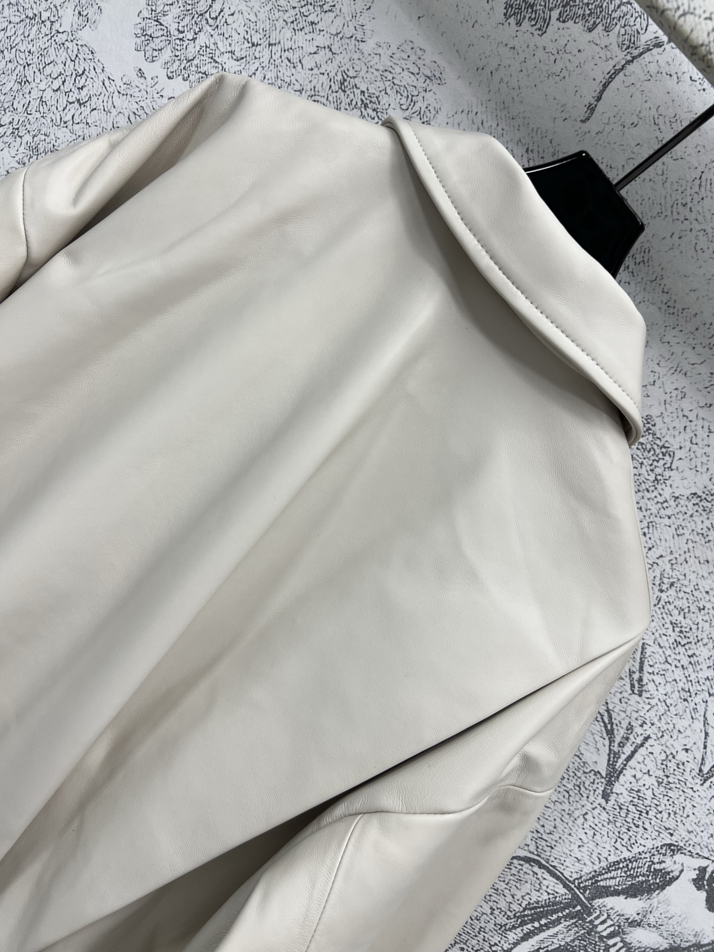 LW家 25早春新款  logo皮牌装饰皱褶皮夹克外套 下摆层次打褶夹克外套 很有设计感 定制皮革面料轻