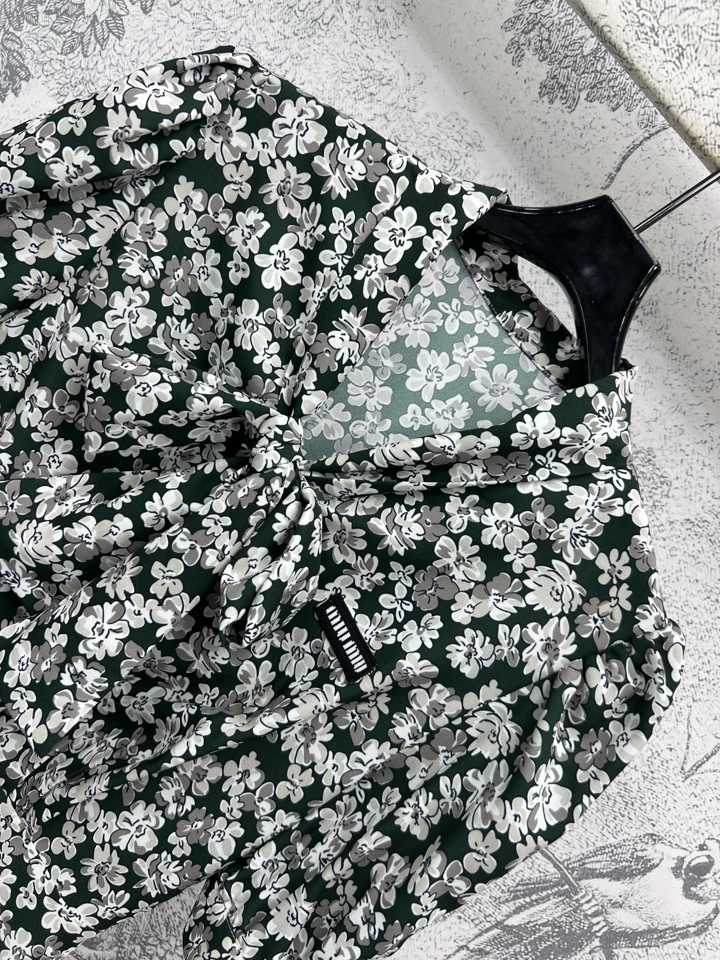 Miu 25早春新款 复古碎花系带连衣裙 整体超级有气质 V领系带款式充满女性魅力 上身显瘦显高巨显气质