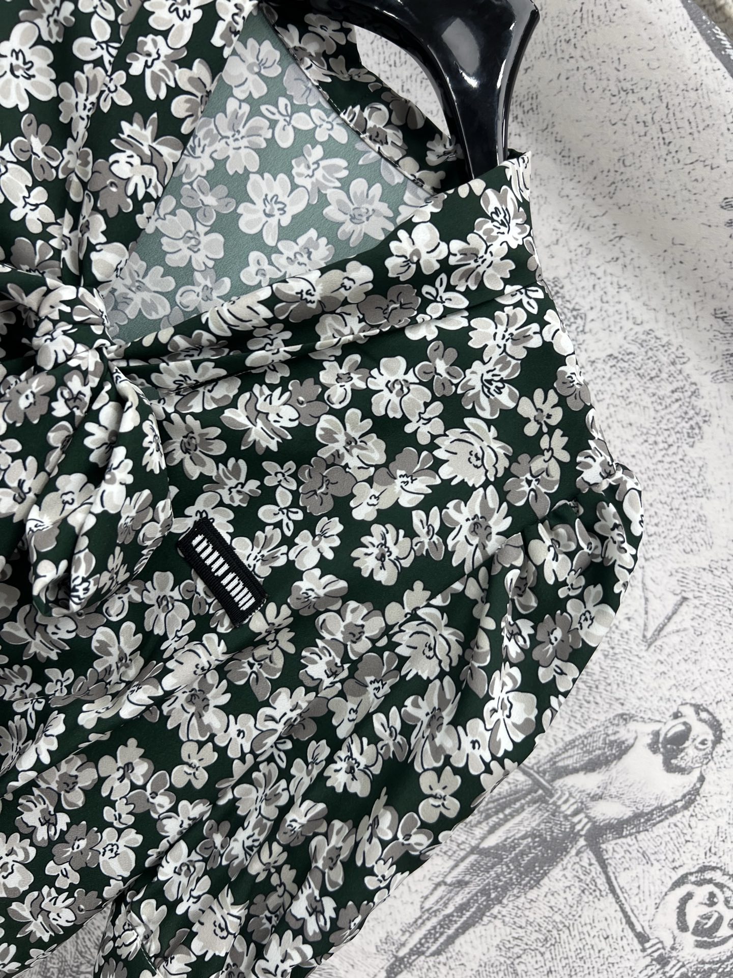 Miu 25早春新款 复古碎花系带连衣裙 整体超级有气质 V领系带款式充满女性魅力 上身显瘦显高巨显气质