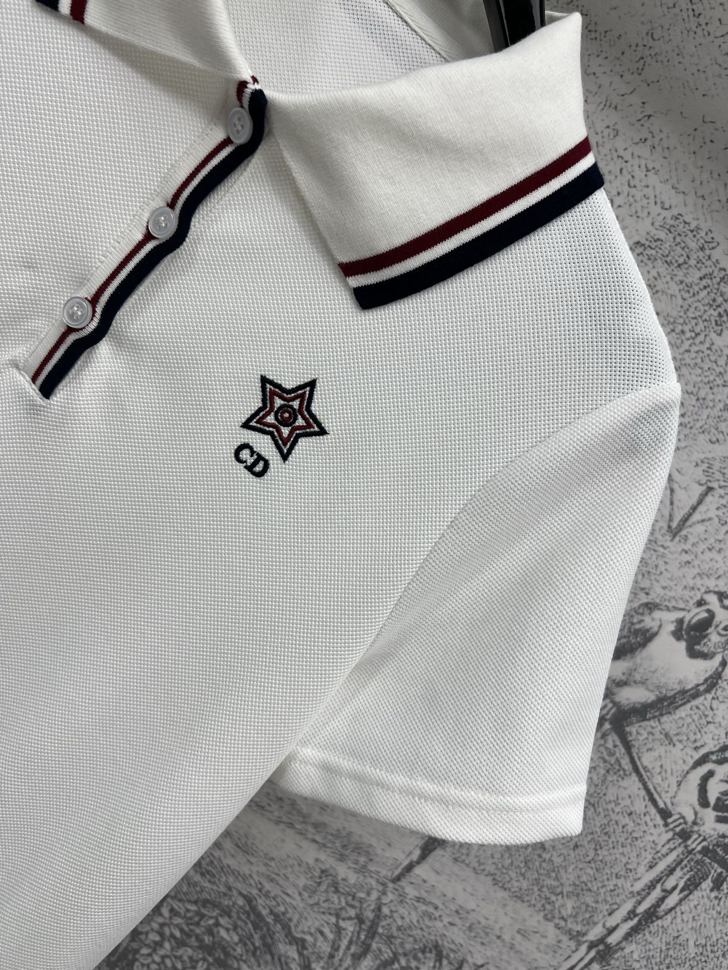 D家 25早春新款 三色织带休闲系列  polo领短袖连衣裙 简约白色基调尽显干净纯粹 领口撞色条纹点缀