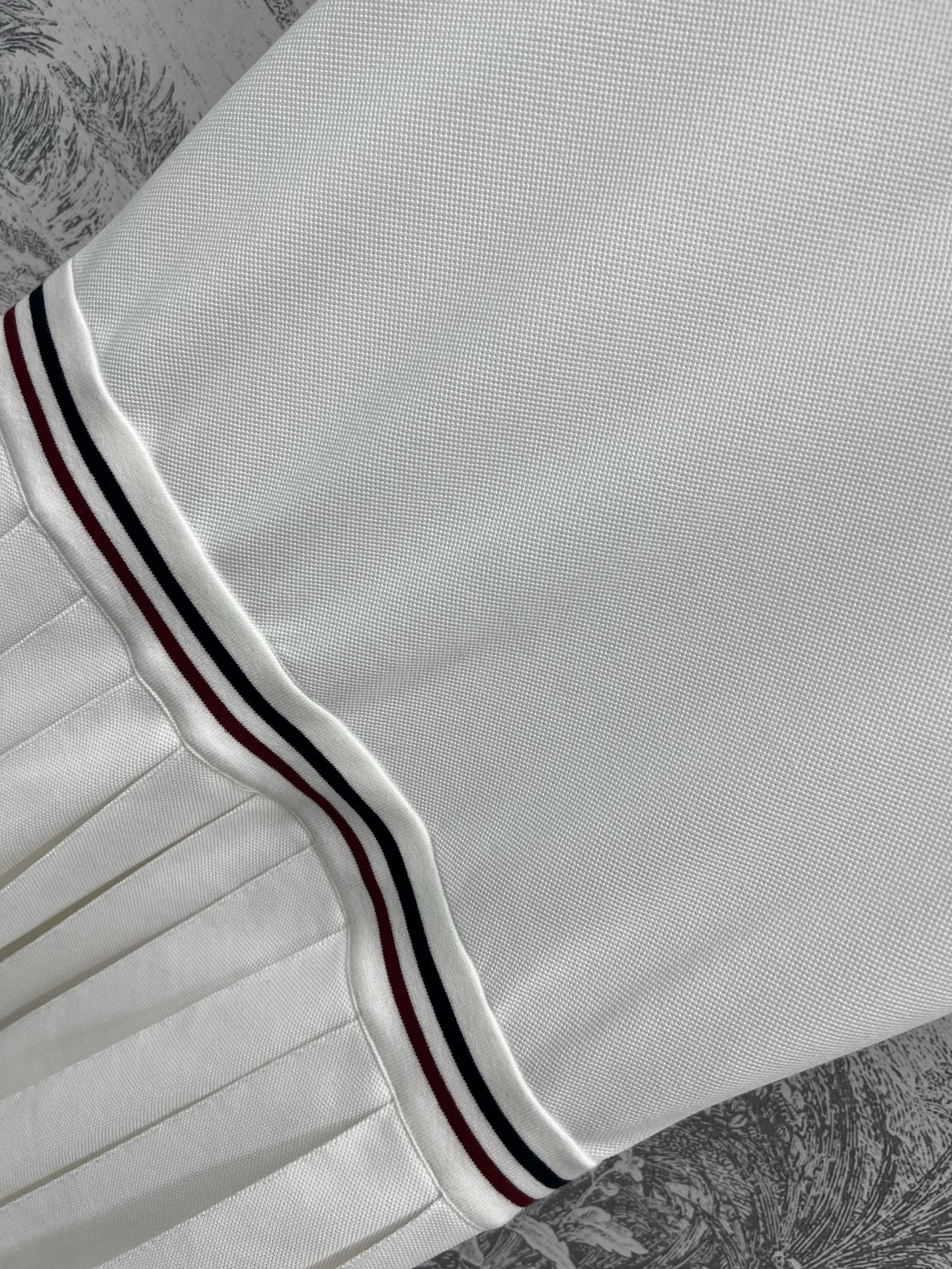 D家 25早春新款 三色织带休闲系列  polo领短袖连衣裙 简约白色基调尽显干净纯粹 领口撞色条纹点缀