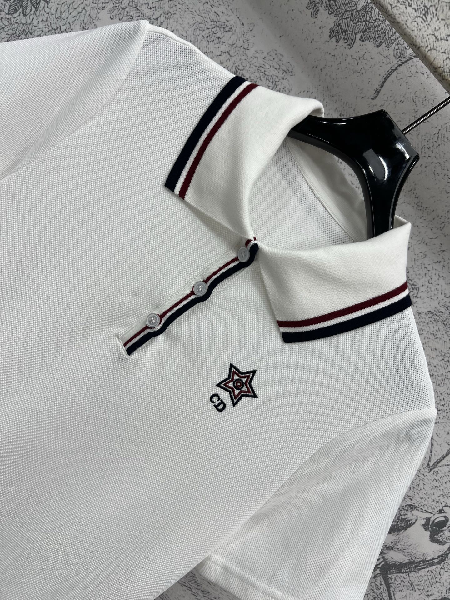 D家 25早春新款 三色织带休闲系列  polo领短袖连衣裙 简约白色基调尽显干净纯粹 领口撞色条纹点缀