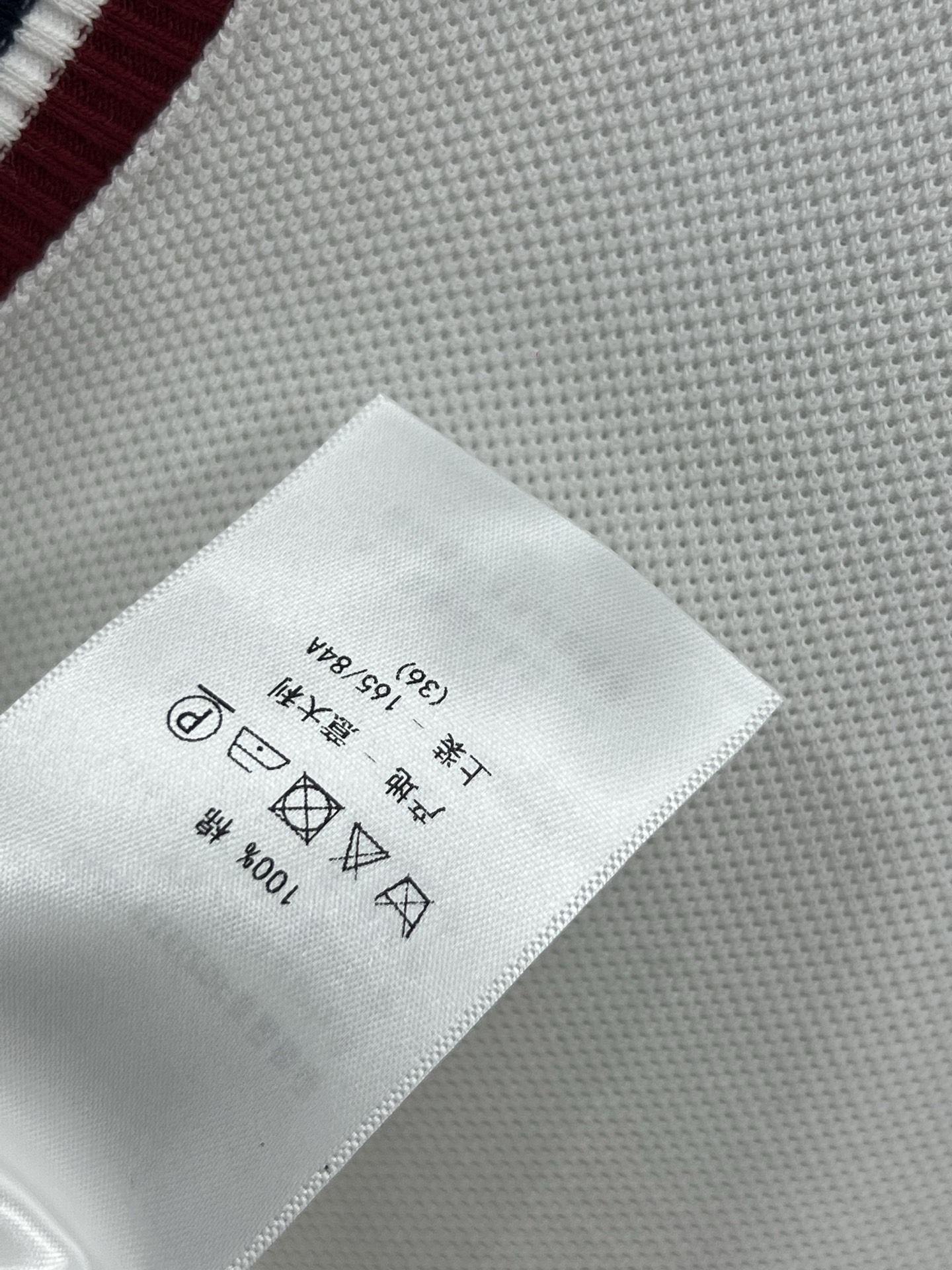 D家 25早春新款 三色织带休闲系列  吊带镂空连衣裙  简约白色基调尽显干净纯粹 领口与袖口的撞色条纹