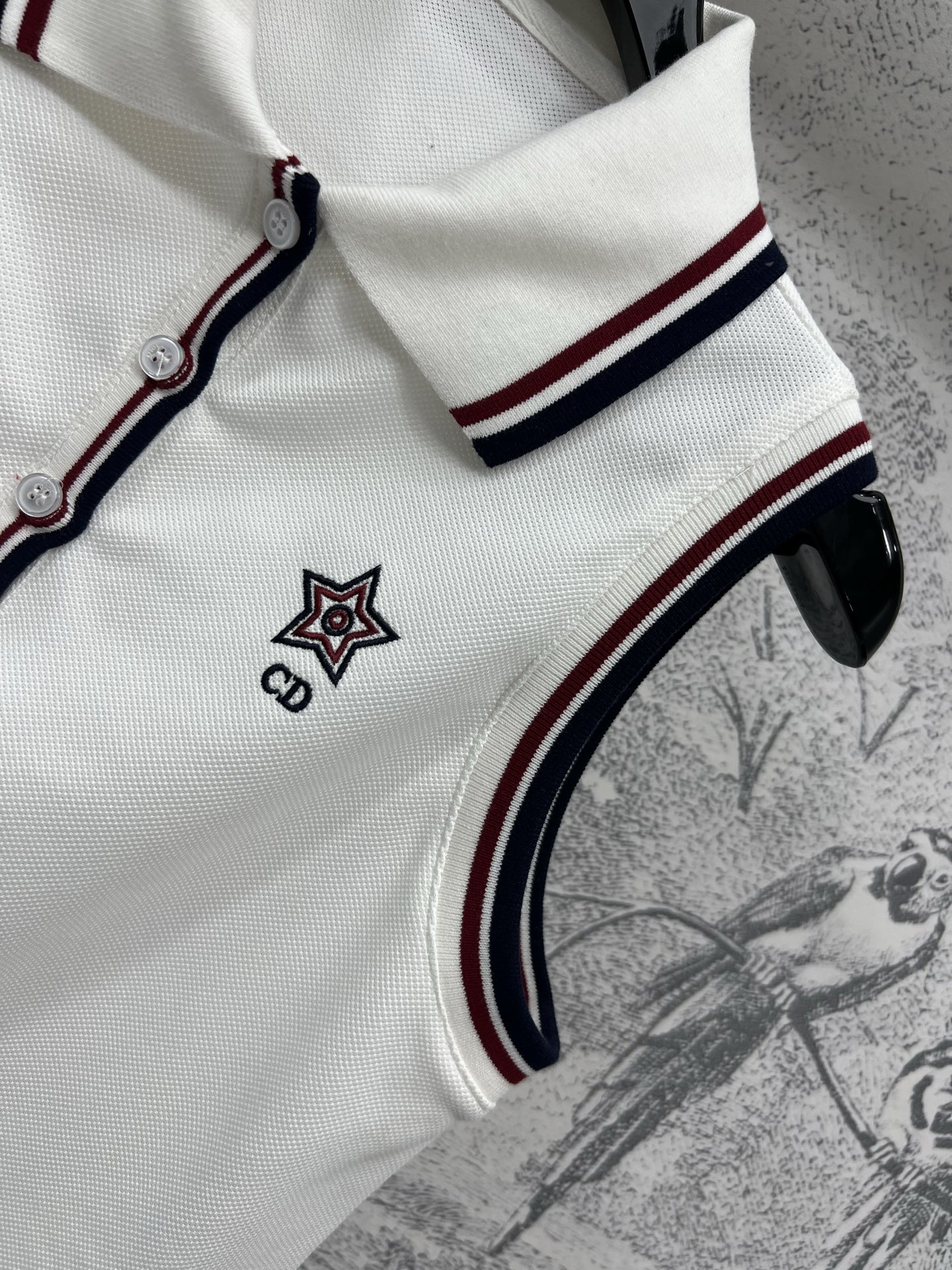D家 25早春新款 三色织带休闲系列 polo领无袖背心 简约白色基调尽显干净纯粹 领口与袖口的撞色条纹