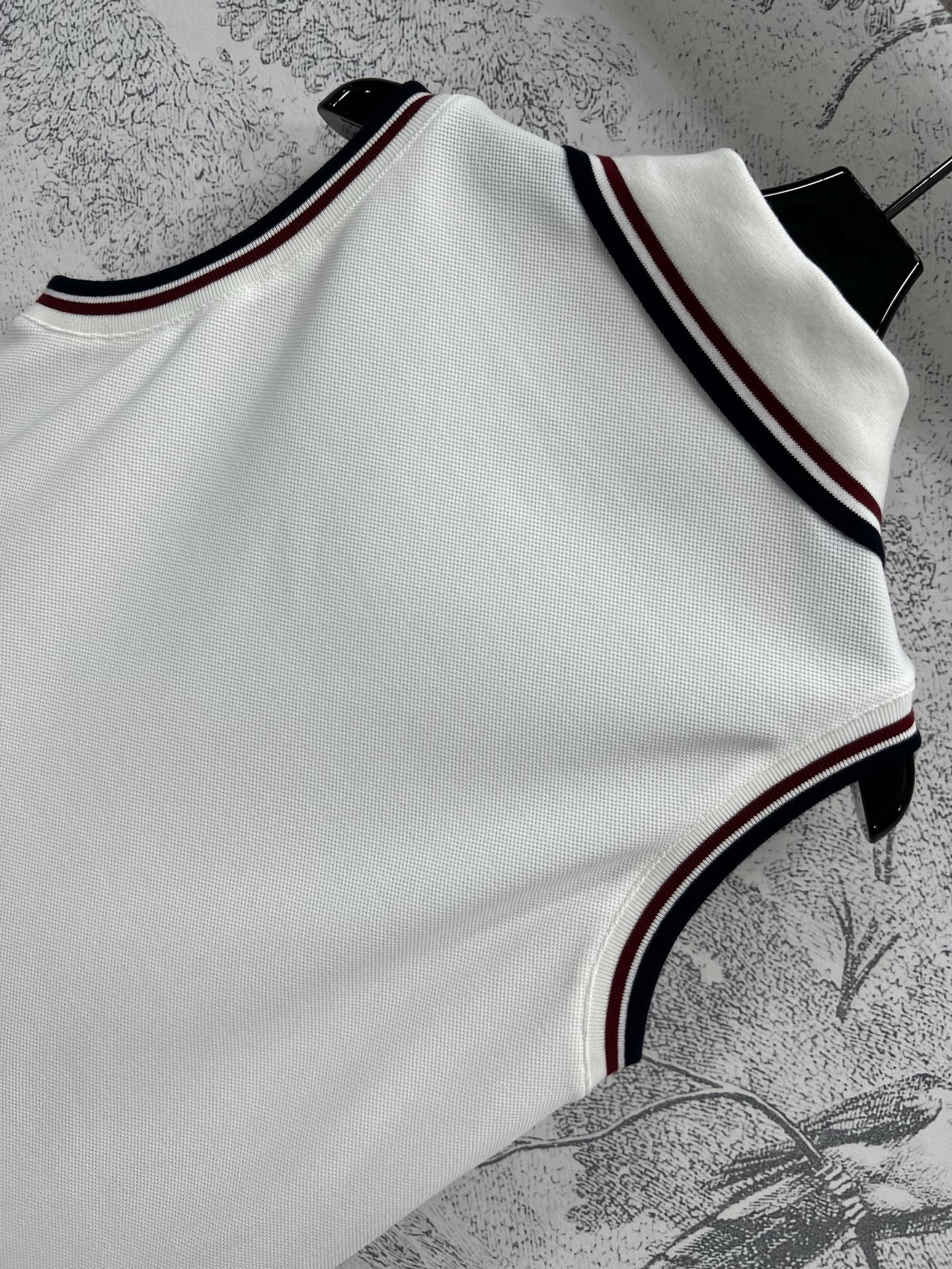 D家 25早春新款 三色织带休闲系列 polo领无袖背心 简约白色基调尽显干净纯粹 领口与袖口的撞色条纹