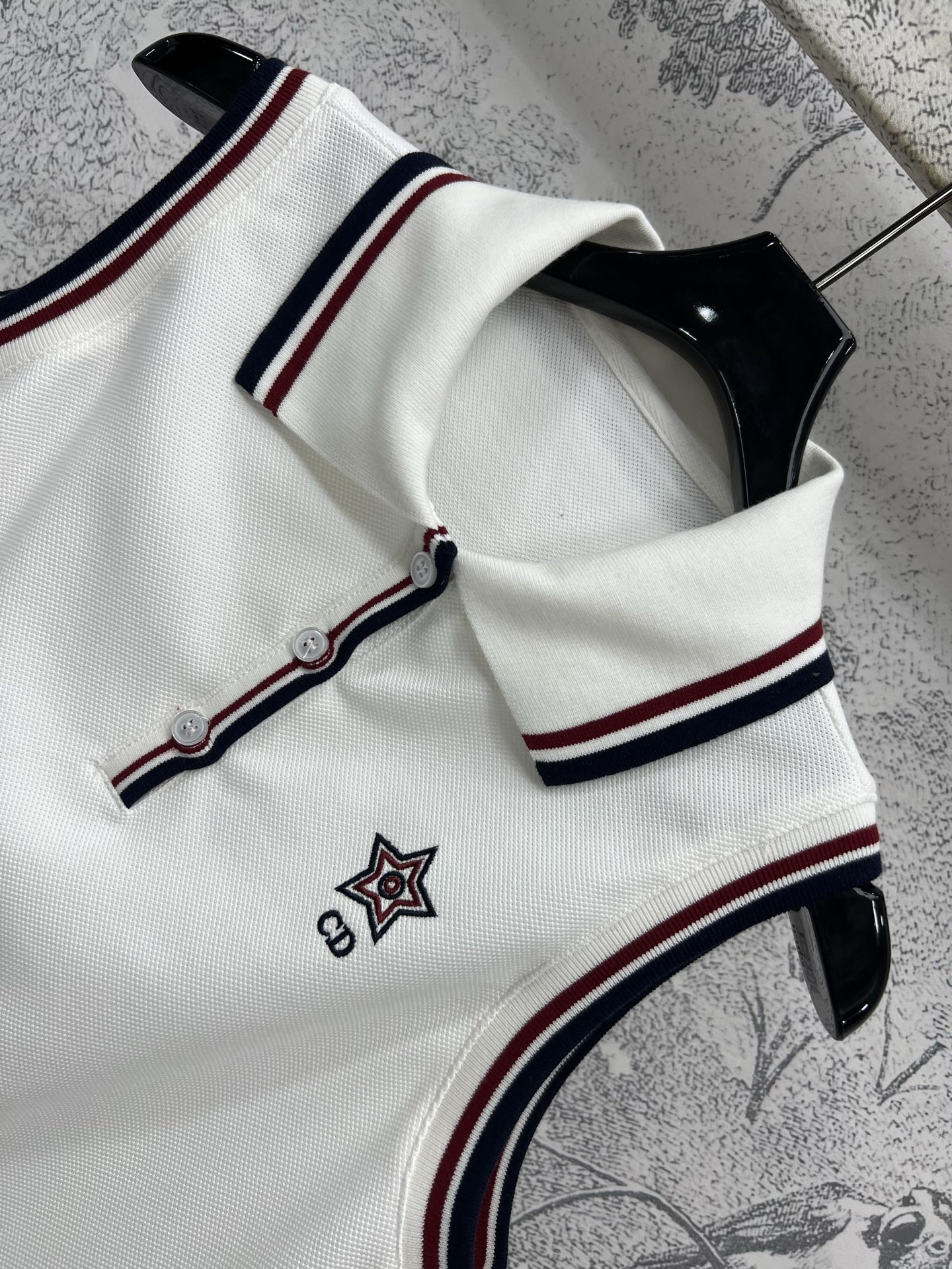 D家 25早春新款 三色织带休闲系列 polo领无袖背心 简约白色基调尽显干净纯粹 领口与袖口的撞色条纹