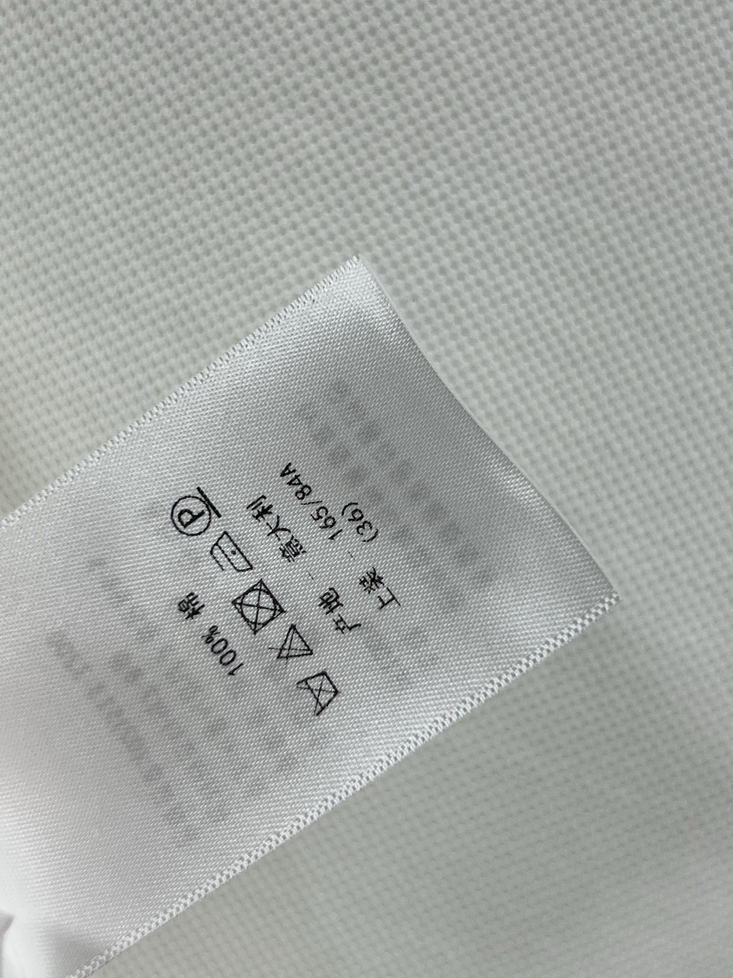 D家 25早春新款 三色织带休闲系列 polo领短袖T恤 简约白色基调尽显干净纯粹 领口与袖口的撞色条纹