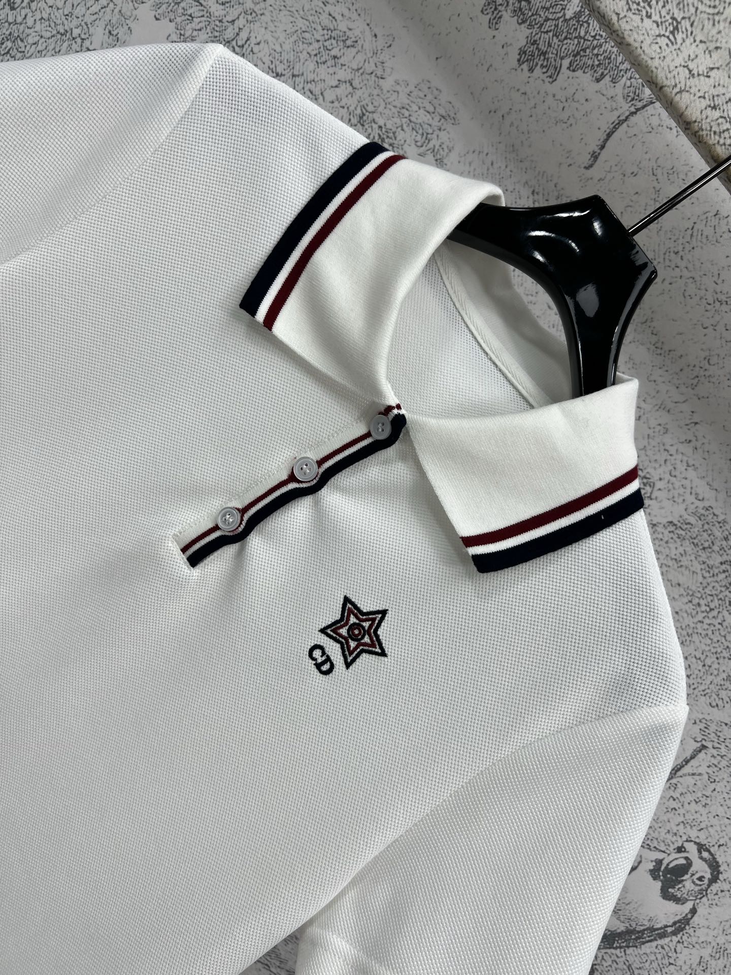 D家 25早春新款 三色织带休闲系列 polo领短袖T恤 简约白色基调尽显干净纯粹 领口与袖口的撞色条纹
