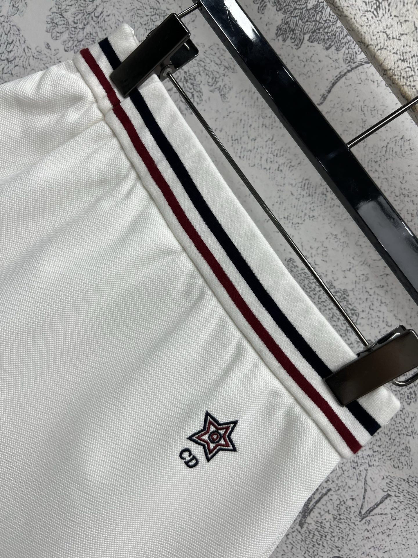 D家 25早春新款 三色织带休闲系列 搭片裤裙 简约白色基调尽显干净纯粹  拼接logo织带松紧腰 搭片