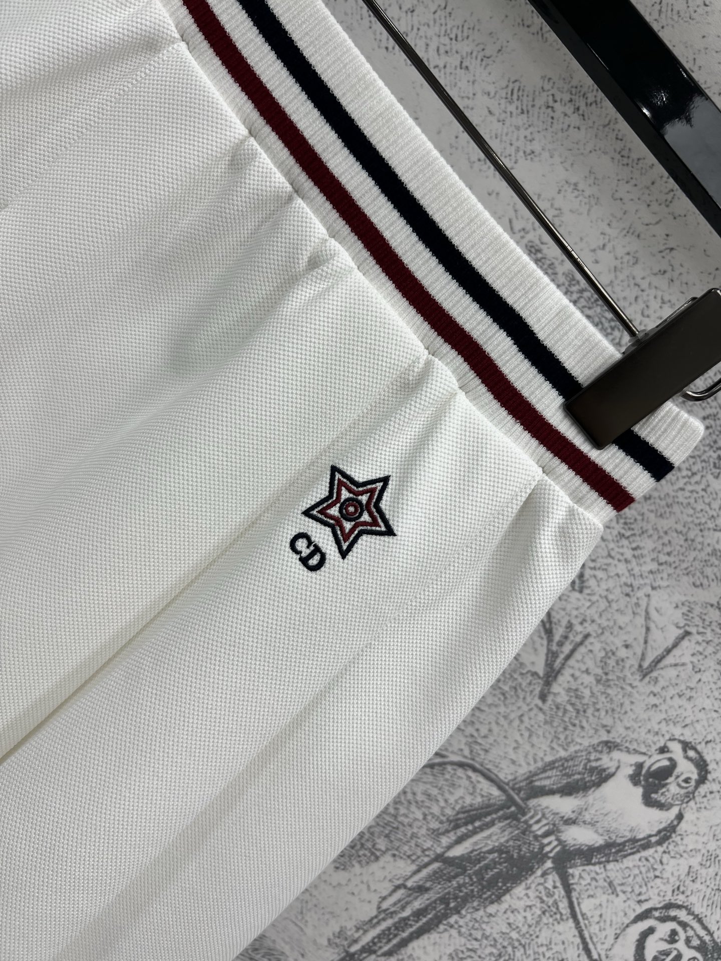 D家 25早春新款 三色织带休闲系列 高腰百褶短裙 简约白色基调尽显干净纯粹  拼接logo织带松紧腰 