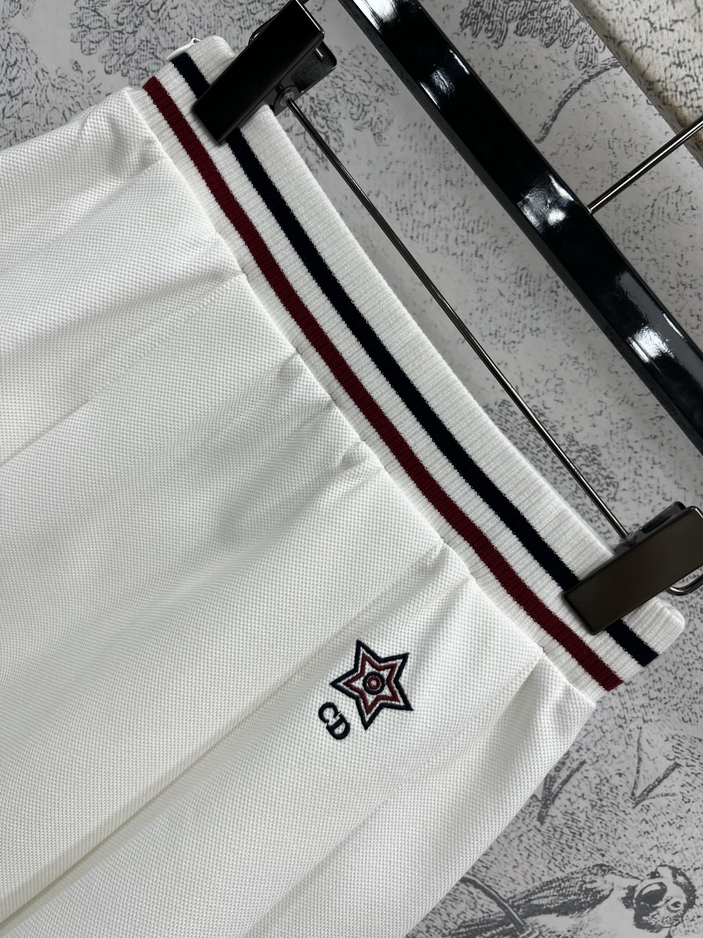 D家 25早春新款 三色织带休闲系列 高腰百褶短裙 简约白色基调尽显干净纯粹  拼接logo织带松紧腰 