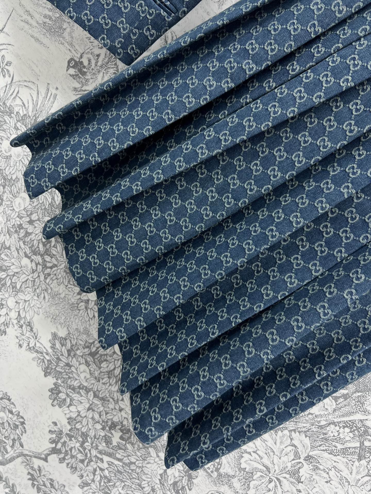 G家 25早春新款 GG字母提花牛仔套装 马鞍扣装饰马甲搭片+百褶短裙 定制提花牛仔面料 质感高级 一套