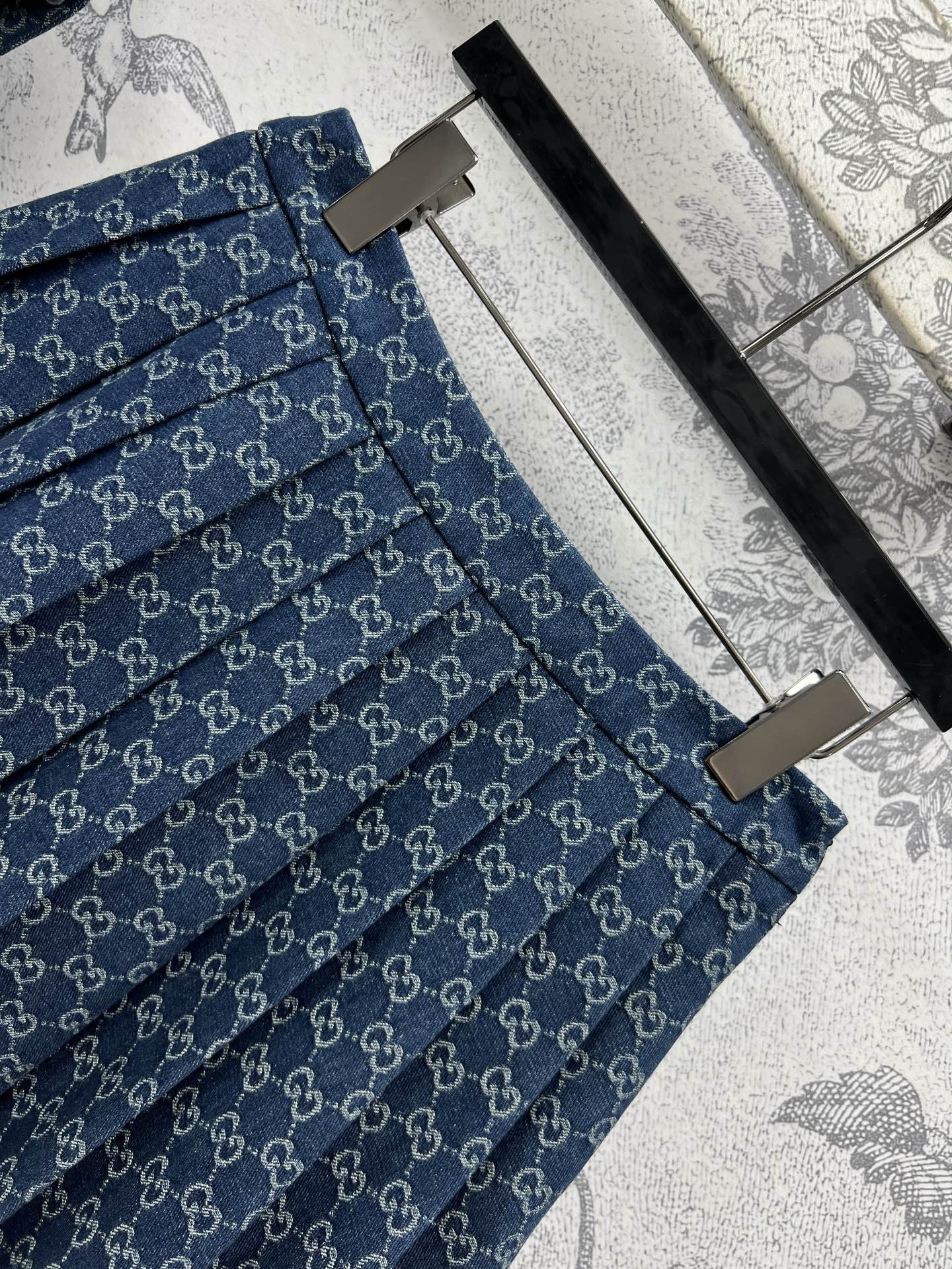 G家 25早春新款 GG字母提花牛仔套装 马甲搭片+百褶短裙 定制提花牛仔面料 质感高级 一套搭配上身复