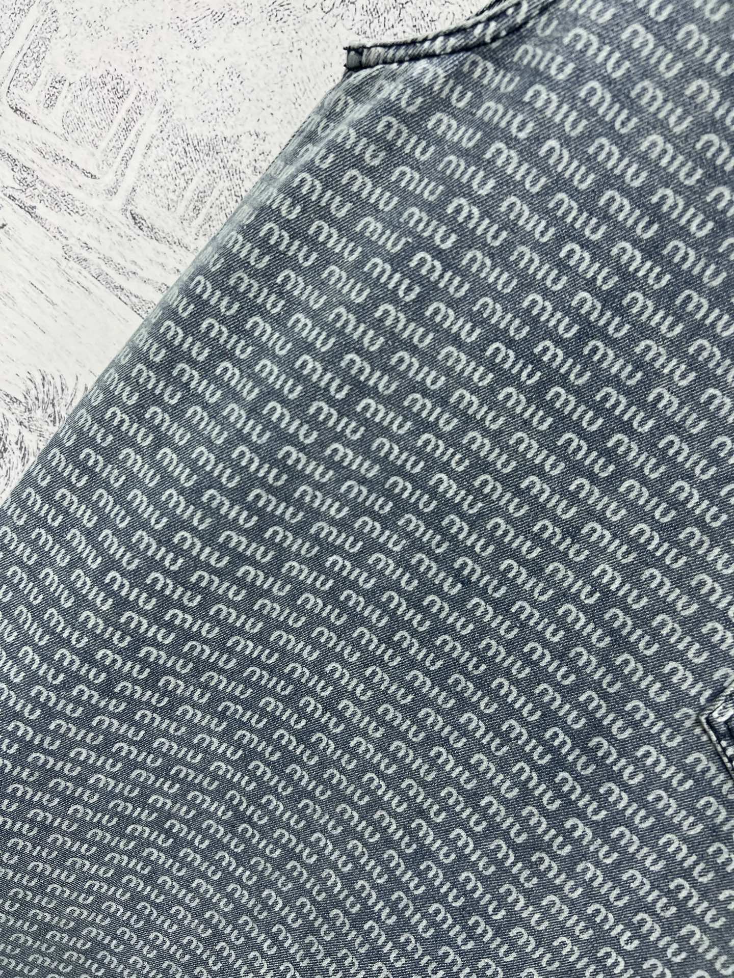 Miu 25早春新款 弹幕字母提花牛仔背心连衣裙 复古时髦的做旧洗水牛仔 轻松拿捏女神气质 简约高级又吸